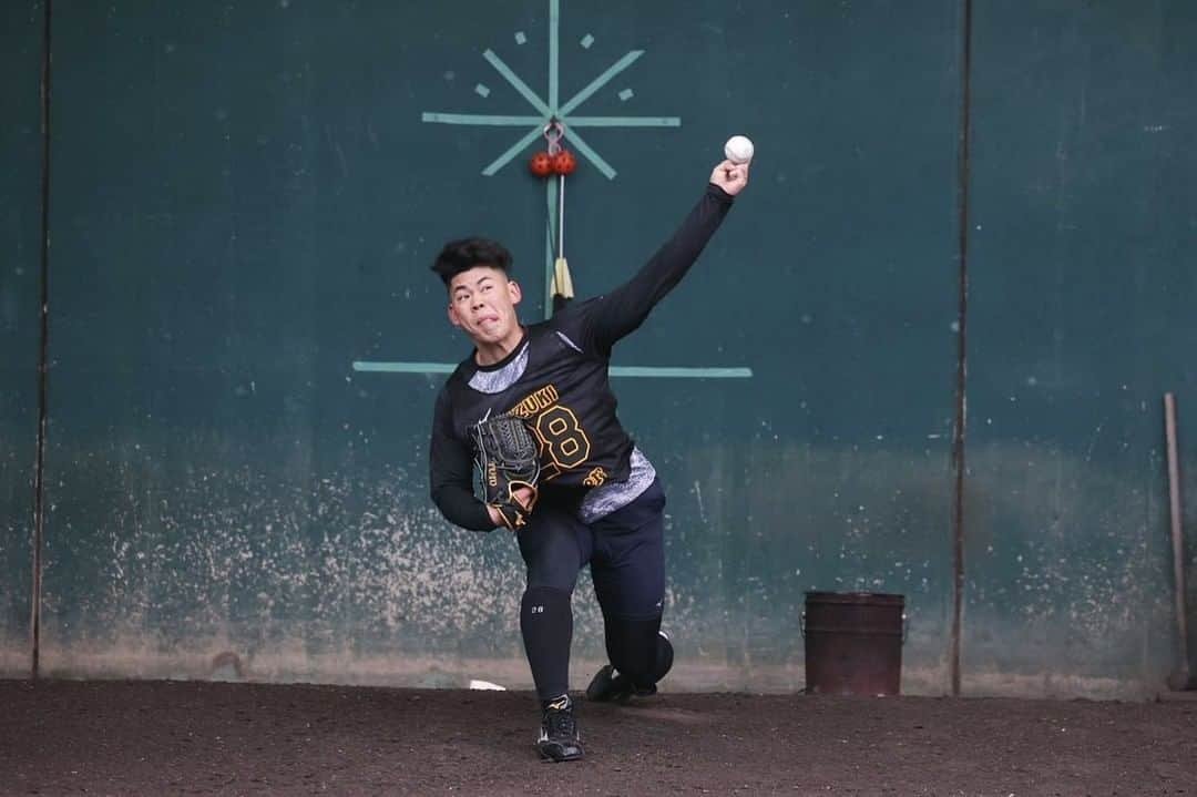 阪神タイガースさんのインスタグラム写真 - (阪神タイガースInstagram)「新人合同自主トレでは、ドラフト1.2.3巡目の3投手が、入団後初めてブルペンに入りました！  #森木大智 選手 #鈴木勇斗 選手 #桐敷拓馬 選手 #ルーキー #新人合同自主トレ  #阪神タイガース #イチにカケル！」1月17日 14時42分 - hanshintigers_official