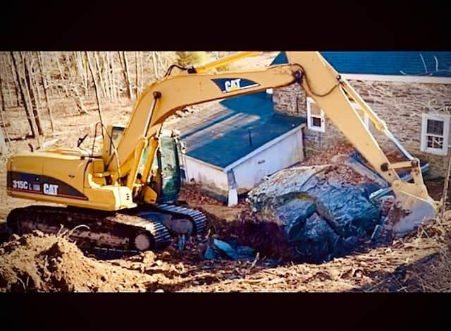 ジョシュア・レナードのインスタグラム：「The time we had to move a 40-ton boulder away from the foundation of the house… #hudsonvalleycompound」