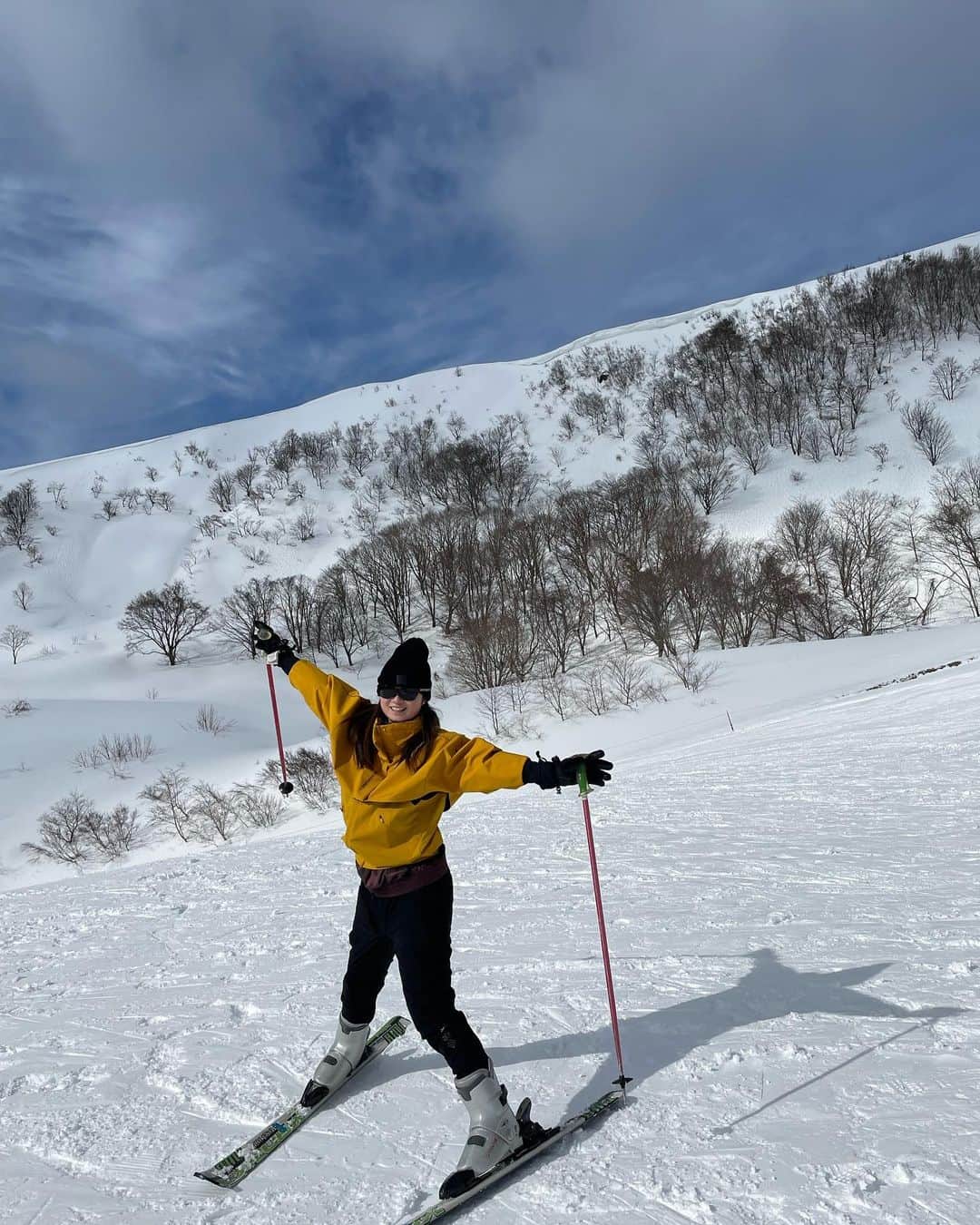 森田遥のインスタグラム：「ほぼ初スキー🎿 小学校の卒業旅行以来w 楽しかったぁぁあ🔥😎 また行きたい！🤤 . . ※撮影の時はマスク外してます . . #カーブの時もっとシュって揃えたい #アルペンスキーみたいに #てかまずコーチつけたい #てかいろんなスポーツしたい  #危ないかなー  . . #最後の動画は転んだ妹を助けに行こうとしたけど #急斜面すぎて前に進まない間に妹が立ち直った #ただただ運動した動画です #☃️」