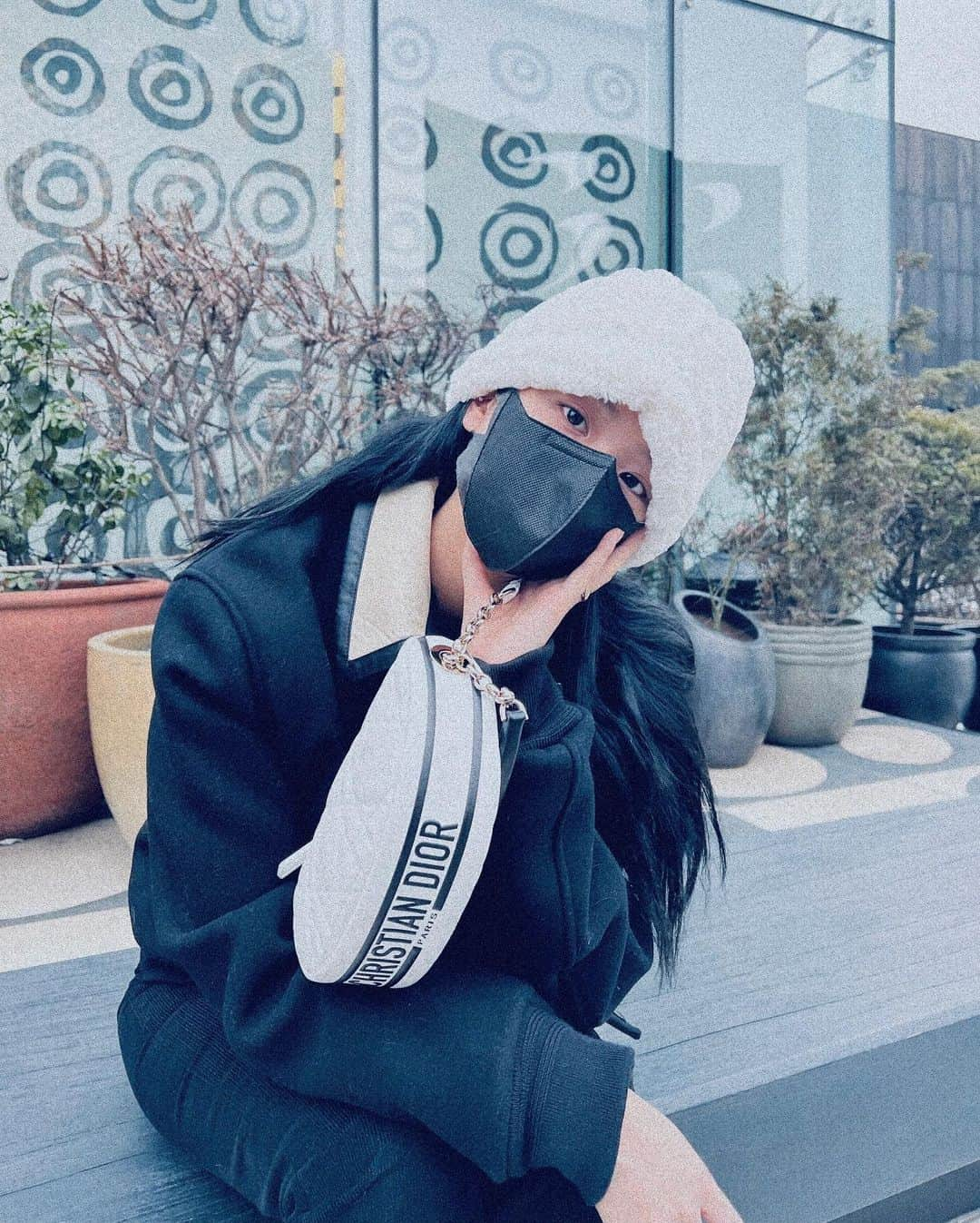 ジスさんのインスタグラム写真 - (ジスInstagram)「❄️⛄️❄️ @dior 's new #DiorVibe 'Hobo' bag by @mariagraziachiuri ✨🌟✨」1月17日 15時24分 - sooyaaa__