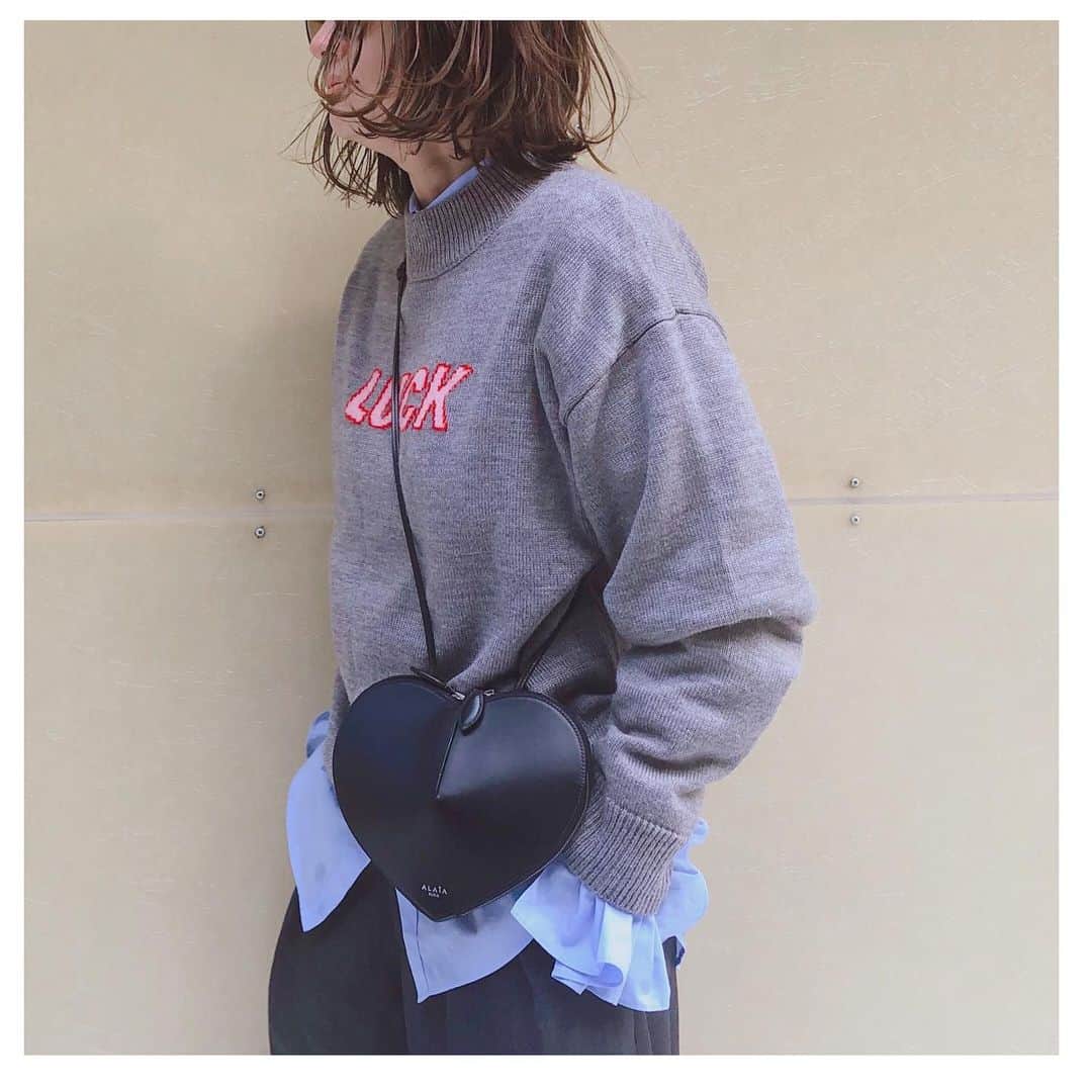 のインスタグラム：「小さすぎるけど可愛い🖤型バッグ。 ロゴニットにシャツをレイヤードして、メンズっぽいスラックスで あえてトラッドっぽいコーデに合わせてみた！！  Knit: #maisonspecial  pants: #reracs  bag: #alaia   #着回し #ハート #ロゴ #ロゴニット」