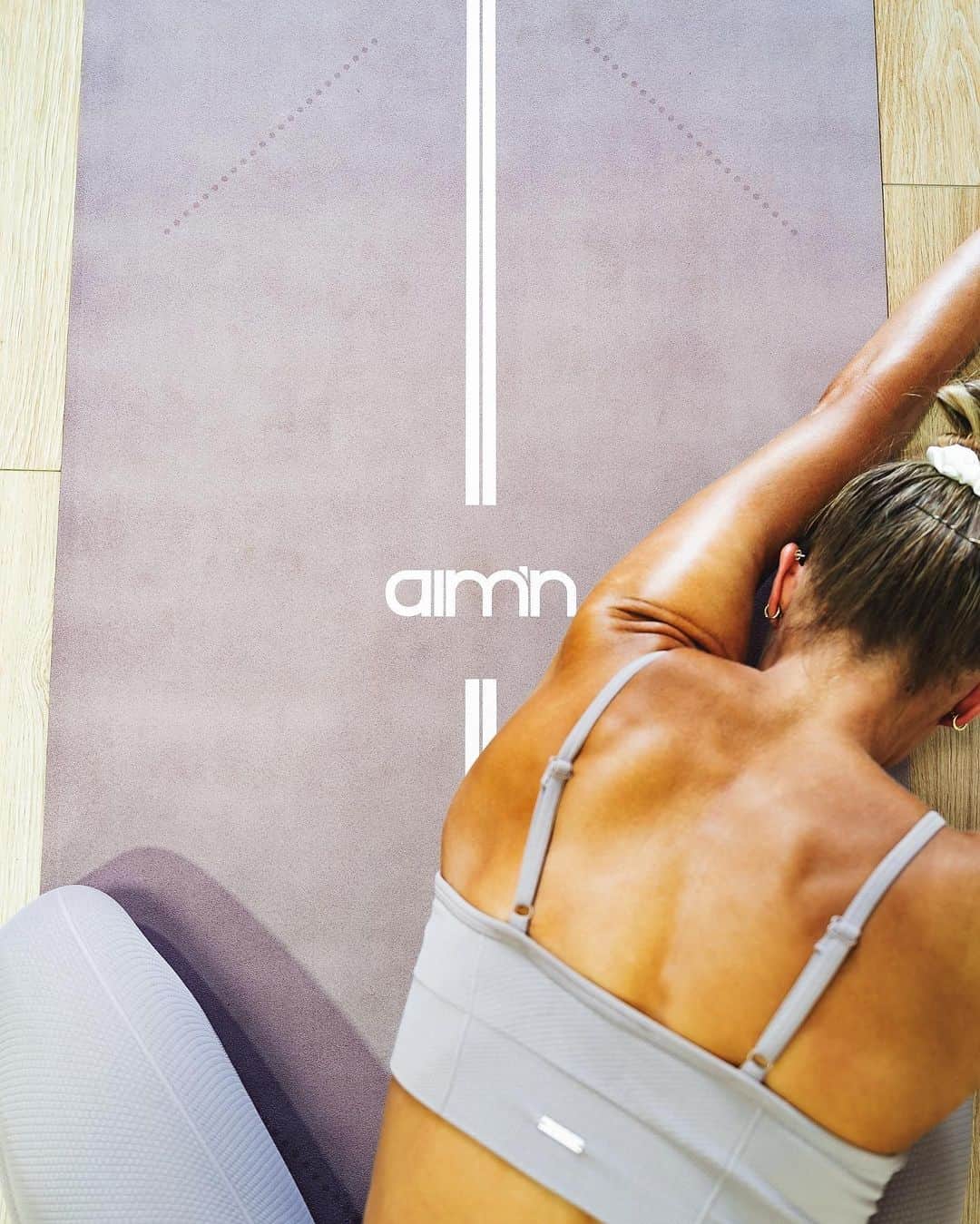Amanda Biskさんのインスタグラム写真 - (Amanda BiskInstagram)「LIVE YOGA CLASS tomorrow with @aimn.oceania 🧘🏼‍♀️  Come join me for a 45min flow starting with some gentle mobility and stretching and then finishing with some ‘Pilates inspired’ sculpting & toning 🙌🏼   Check my stories to see the countdown timer so you don’t miss it! ⏱ Can’t wait to flow with you! 😍 #liveyoga #yogaclass #aimnpartner  ab♥️x  Wearing: @aimnsportswear Dusty Violet Luxe Seamless Strap Bra & Tights + Dusty Violet Align Yoga Mat (that feels so beautiful to practise on!)」1月17日 15時40分 - amandabisk