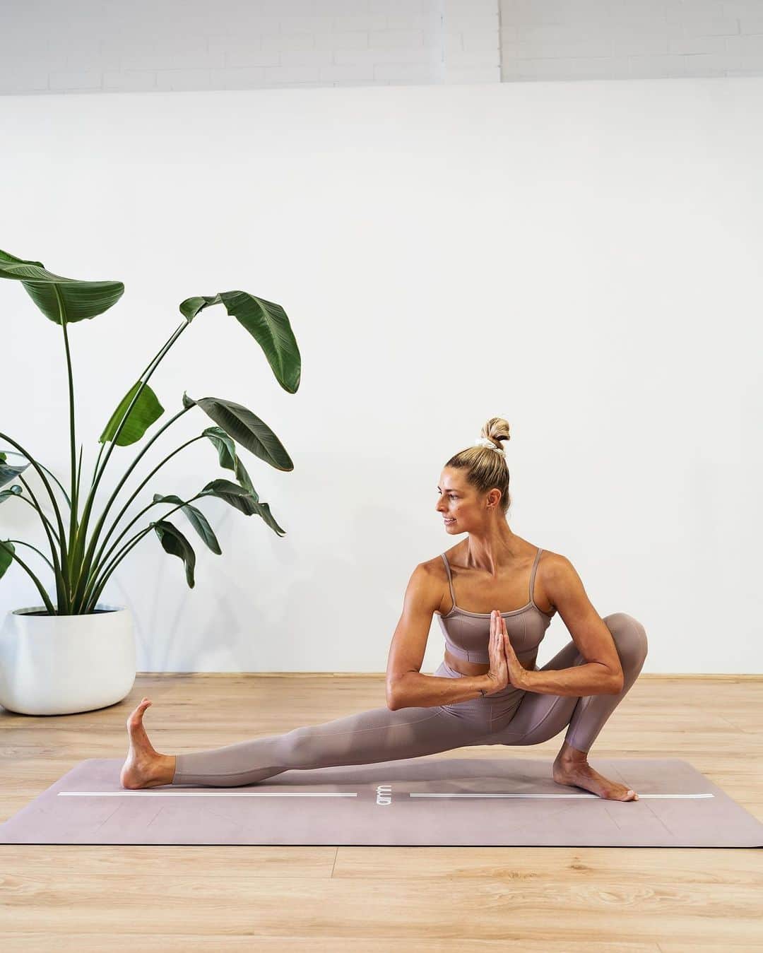 Amanda Biskさんのインスタグラム写真 - (Amanda BiskInstagram)「LIVE YOGA CLASS tomorrow with @aimn.oceania 🧘🏼‍♀️  Come join me for a 45min flow starting with some gentle mobility and stretching and then finishing with some ‘Pilates inspired’ sculpting & toning 🙌🏼   Check my stories to see the countdown timer so you don’t miss it! ⏱ Can’t wait to flow with you! 😍 #liveyoga #yogaclass #aimnpartner  ab♥️x  Wearing: @aimnsportswear Dusty Violet Luxe Seamless Strap Bra & Tights + Dusty Violet Align Yoga Mat (that feels so beautiful to practise on!)」1月17日 15時40分 - amandabisk