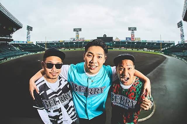 Roverのインスタグラム：「. どうにかこうにかやってきた人生。 . . 常に壁があって、リスクがあって、 熱弁すれば諭されて、空気を読みあって、それが大人だからと誤魔化して。 . むちゃくちゃになり腐った人生だけど これが良いと思って音楽やってる。 . これしかないと思ってやってる。 . 時代があるから 世間がいるから 抗わずに虎視眈々としていますが、 . もう黙っていられない。 戦う時が来たみたいです。 . 俺たちは未完成で ほぼ無力だ。 だけど態度だけはでかいぞ。 根性だけはあるぞ。 泥水すって「おいしい！」って言う奴らやぞ。 ゴキブリよりずぶといからな。 ベリーグッドマン はやってくれるぞ。 俺はリーダーだから分かる。 . どこにも逃げない。 俺たちは音楽の世界に逃げて来た人種です。 俺はたちはアイドルにはなれない。 俺たちはロックバンドだ。 . 声の良さじゃない、音程じゃない、 叫びなんです。 . もうあかん！って何回言ったか。 . 無理無理無理！って。 . でも無理じゃなかったやん。 多少なりとも音楽に愛されてるんだ。 . 阪神甲子園球場？ . やるしかないでしょうよ。 . 理由は「応援」がしたいからですよ。 どこまでも果ての果てまでも届くような応援が。 その人の人生の中心となるようなメッセージを送りたい。 . 俺たちには師匠がいる。 兄貴がいる。 仲間がいて、友達もいっぱいいる。 . みんな絶望を、底を見てる人たちだ。 . そんな人たちにパーティーアンセムは歌えない。 心からの感謝と命懸けのエールしか歌えない。 本当はそうなんです。 . 音楽の師匠がひとり亡くなった。 どうやって報いの恩返しをするんだ俺は。 生半可な歌じゃ笑われるぞ。 目をひんむいて作れ応援歌。 人生を歌え俺。 . . ベリーグッドマン は摩訶不思議なチームでした。 8年経ってもそうでした。 最高すぎる、やばい . 次元がいっちゃってる！ 時空を歪めてる . すみませんみなさま！ 今までは研修期間でした。 ほんとにすみません。 . まじでこっからがベリグですよ . 自身の音楽的 才を投じます。 自分の人生ぜんっぶ捧げます。 今までやってきたことの5倍くらいかな、戦います。 . . ツアーファイナル東京ありがとう。 この16公演来てくれたみんなありがとう。 . みんなを裏切る訳にはいかない。 報恩感謝のベリーグッドマン 、 本日よりスタートです。 . . #花束聴いてね #チャート狙いたいからね」