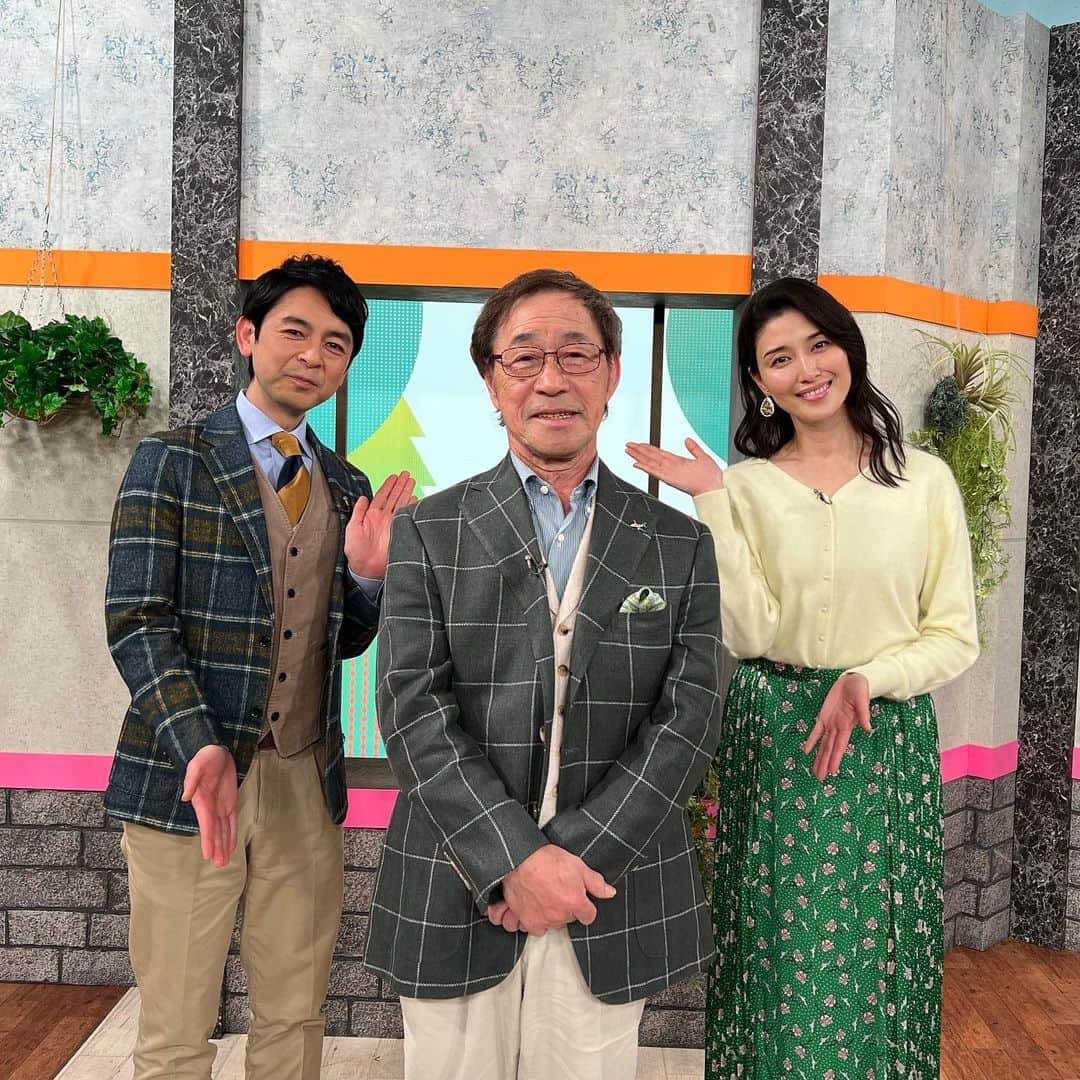 橋本マナミさんのインスタグラム写真 - (橋本マナミInstagram)「#NHK 明日午後3時20分から　#BSコンシェルジュ ゲストは　#武田鉄矢 さんです😊 50歳から始められた思ったことや感じたことを書く貴重なノートを見せていただいたのですが勉強になることばかり。先生と生徒のようにたくさんのことを教えていただきました😊 今月から始まる武田鉄矢さんも出演　#安藤サクラ さん主演　#旅屋おかえり　とても素敵なドラマでした^_^こちらもぜひご覧にください☺️」1月17日 16時05分 - manami84808