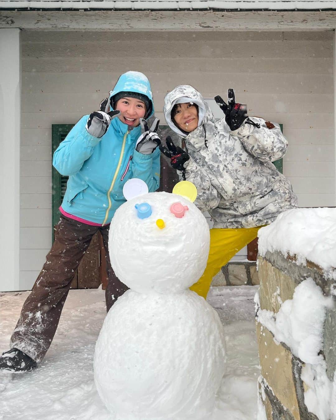 宮澤佐江のインスタグラム：「ゆきあそび。❄️ さて問題。 上と下のだるま、 どっちがどっちを作ったでしょーか。 ． #だるま作りに小一時間 #ただただ楽しかった冬休み #さえとも(今年も仲良しでっす⛄️)」