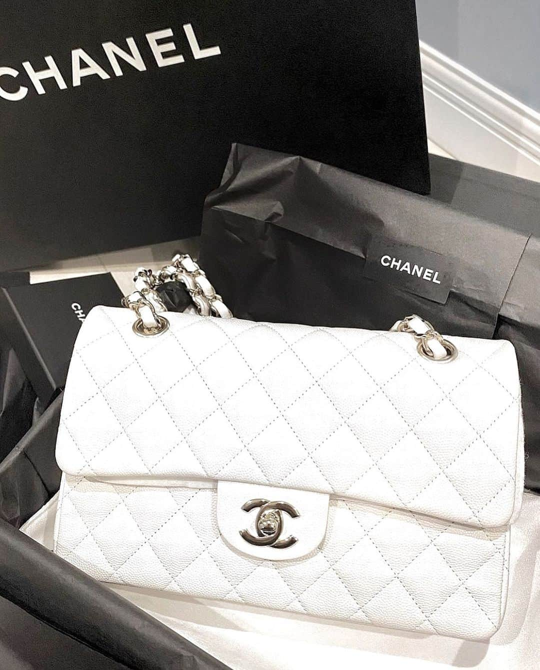 ゆーちゃんさんのインスタグラム写真 - (ゆーちゃんInstagram)「#archive   #CHANEL #ootd  #shopping   #chanelclassic  #chanelbag  #chanellove   #chanellover #chanelcoco #シャネル #シャネルクラシック」1月17日 16時44分 - yurina_era999