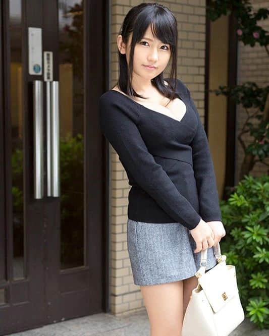 にょにょ（グラドルやAV女優を応援する垢）のインスタグラム：「#坂井里美 ちゃん  1月17日のお誕生日おめでとう(・ω・)ノ🌴🎇🎆🎉🎂🎁🎉🎈 . . . #SatomiSakai」