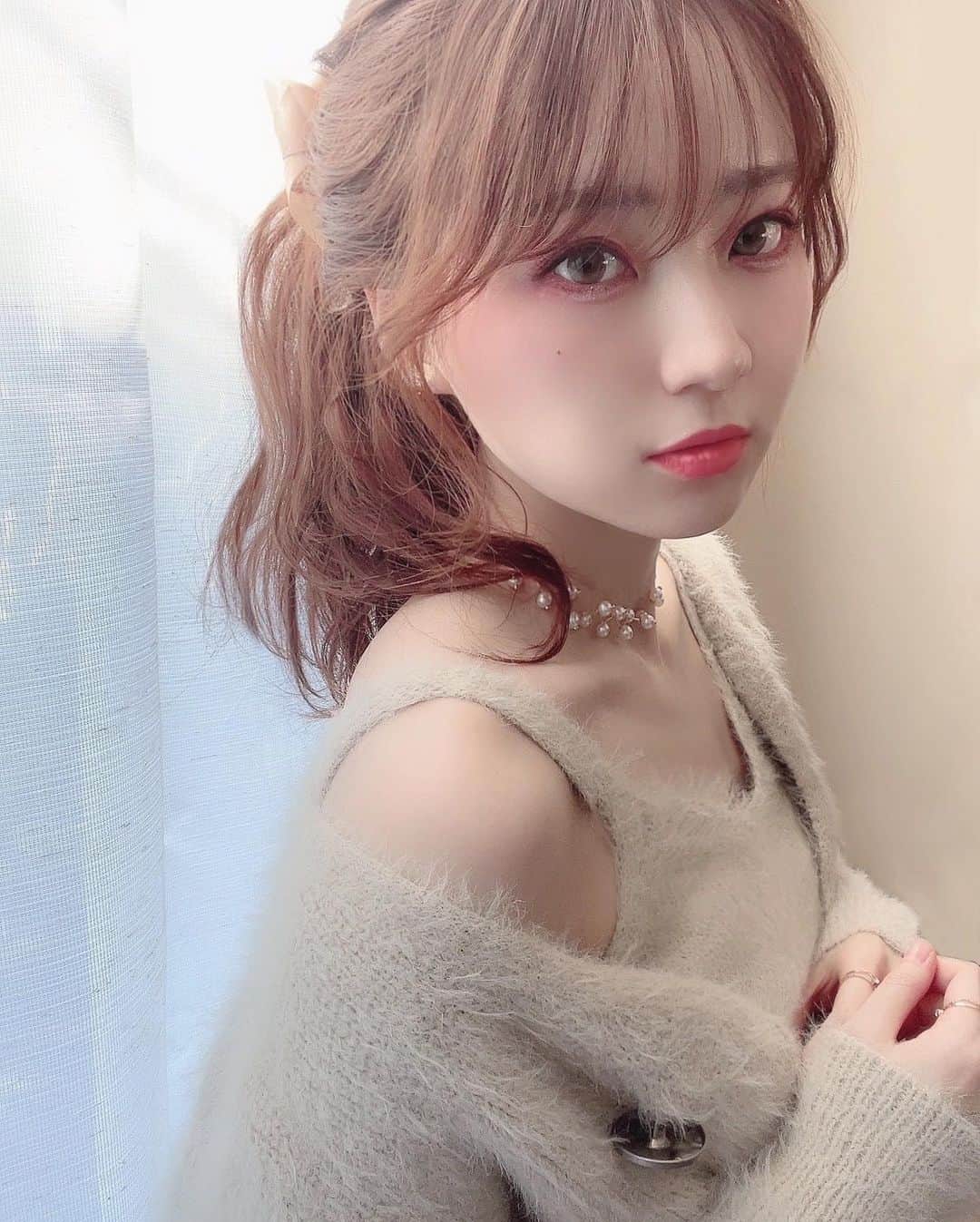 のインスタグラム：「ふわふわポニテに もふもふにっと @honeyant.shop 🐑 ・ 色も触り心地も柔らかくてすき🤍 ・ ・ ・ ・ ・ ・ ・ ・ ・ #honeyantshop #honeyandgirl #honeyant #ハニーアント #アンサンブルニット #韓国ファッション #ポニテ #ポニーテール #ポニテ女子 #ふわふわポニテ #ポニーテール女子 #自拍 #selfie #japanesegirl #淡色女子 #淡色 #淡色コーデ」