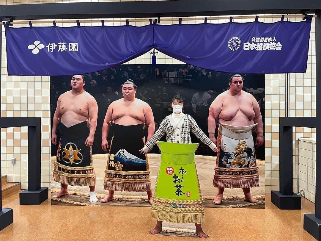 日本相撲協会さんのインスタグラム写真 - (日本相撲協会Instagram)「大相撲一月場所　写真スポットやお楽しみ企画などご紹介🤗  ①②幕内土俵入りの一員になれる、今場所新登場のフォトブース ③④今場所限定で展示されている、ポケモンコラボの化粧まわし&懸賞旗 ④和装のお客様には、北の富士カレープレゼント ⑤⑥⑦写真スポットが各所にあります ⑧飲食スペースでは、国技館ちゃんこや名物焼き鳥丼も ⑨再入場は１５時まで１度可能です ⑩ピカチュウ&マクノシタグリーティングは１４日目と千秋楽も予定しています  @sumokyokai #大相撲 #sumo #相撲 #力士 #お相撲さん #japanphoto #sumowrestlers #japanculture #一月場所 #1月場所 #初場所 #東京 #両国 #ポケモン #ピカチュウ #マクノシタ #国技館グルメ #ちゃんこ #和装」1月17日 17時28分 - sumokyokai