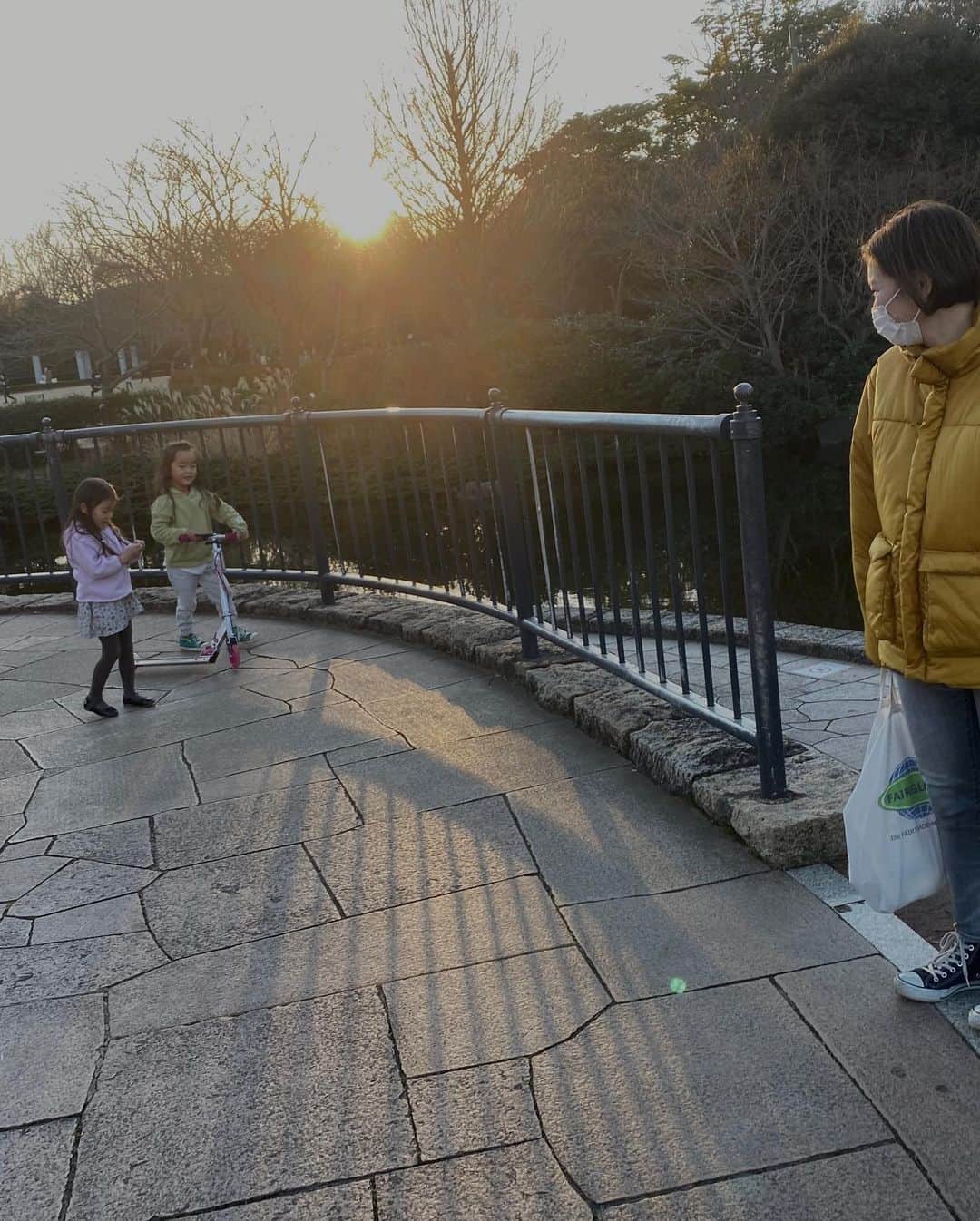 堀舞紀さんのインスタグラム写真 - (堀舞紀Instagram)「🍂🍂 . . . 公園で週末の体力発散。🛴💕 . . . 昼間は まぁ、まぁ、 あったかくて ギリギリ外で遊べる🙄気温。 . . . 子供はすぐにアウター脱ぐよね、 寒く無いの？？？ って 摩訶不思議なのよ、いつも。 🤷🏽‍♀️🤷🏽‍♀️🤷🏽‍♀️ . . #公園活動 #冬の過ごし方 #子育て記録 #6歳と0歳 #母ちゃん」1月17日 17時32分 - mainohori