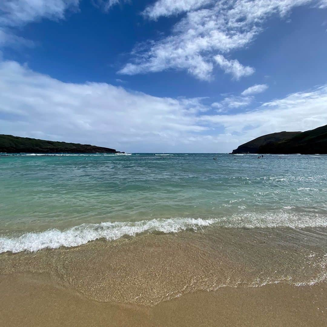 市原彩花さんのインスタグラム写真 - (市原彩花Instagram)「Hanauma bay🏝  やっと来れたハナウマ湾🐠 ぐるっと湾で囲まれてる😚  🌊ハナウマ湾🌊 現在予約入場制で、三日前の朝7時からネット予約開始🐠 入場料もかかるよ🐚 入場する時に説明会があるから少し待つよ😳 それに混んでるから他のビーチでもいいかも〜🤔？  ※追記　3枚目は広角で撮って貰ったので脚が8倍くらい長くなってます🦵  #hanaumabay#ハナウマ湾#hawaii#ハワイ#海外旅行#bikini#swimsuit#bajurenang#ヒョウ柄#ヒョウ柄ビキニ#animalbikini#japanesegirl#bikinigirl#bikinimodel#asiangirl」1月17日 17時46分 - ayaka_ichihara