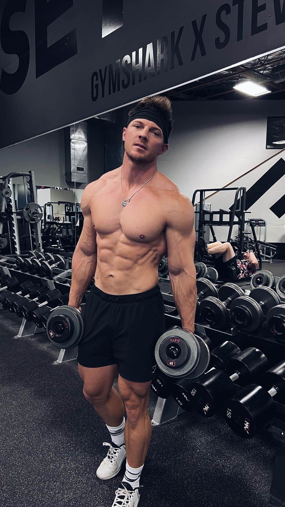 スティーブ・クックのインスタグラム：「If you do your lateral raises like this… try change to seated Poliquin raise.  Too often the traps take over at the top of the movement, especially when standing and swinging the weight. To counter that sit down. This will force you to go slow maintaining form.  Starting with the dumbbells at a 90° angle raise the weight without lifting your traps. Proceed to straighten your arms and slowly lower the weight!  @fitnessculturetraining  @gymshark」