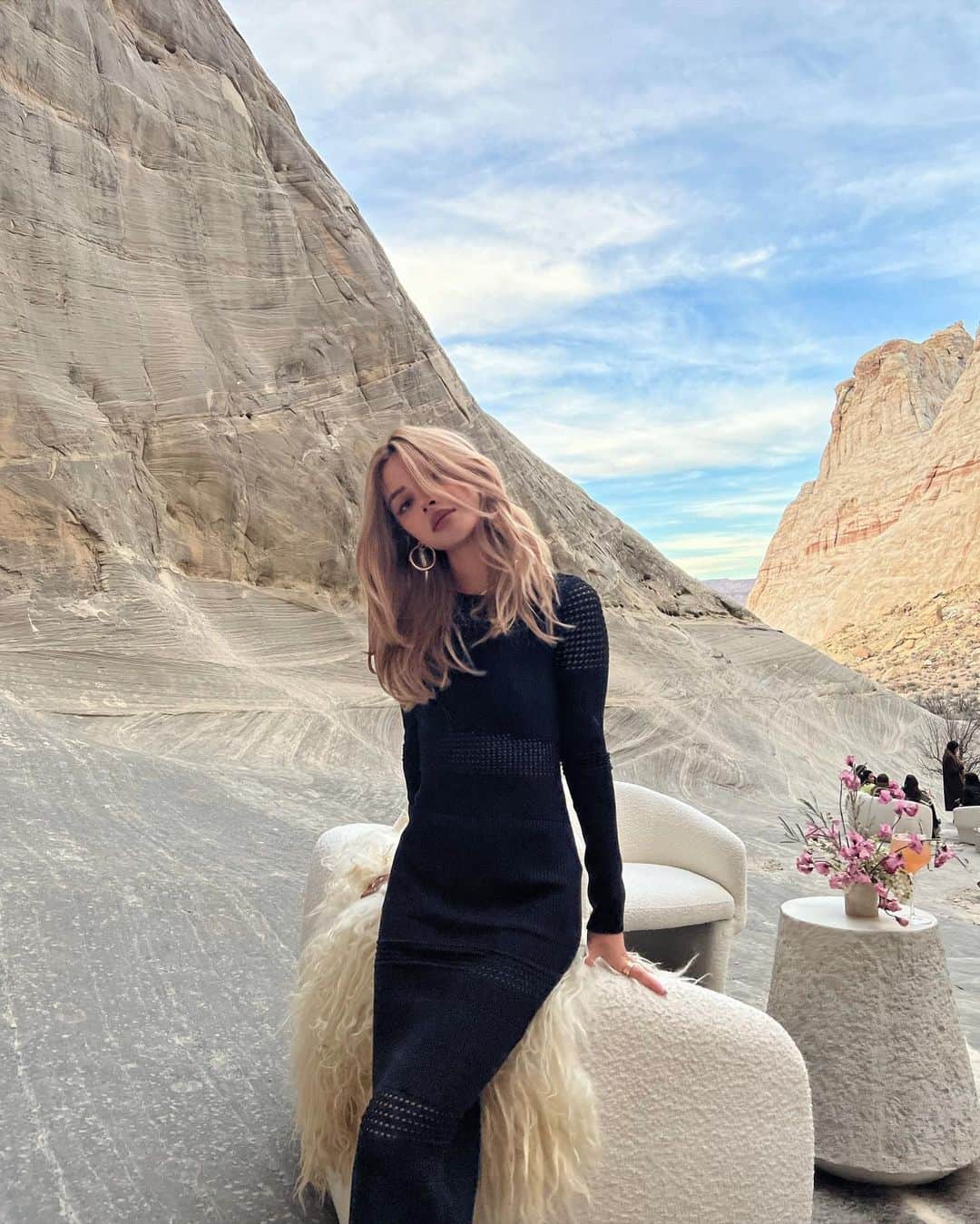 リリーマイマックのインスタグラム：「I’ll have it on the rocks please 🥃🪨 @revolve @loversfriendsla #REVOLVEaroundtheworld」