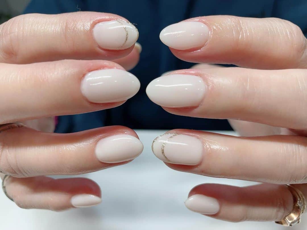 沢田麗奈のインスタグラム：「ー こんばんは♡  ネイル💅チェンジしましたよ♡  珍しく… ヌーディーな カラーが塗りたくなりました♡  乳白色は 上品にも エロティックにも 感じさせてくれるから…  撮影に備えて ネイルも短めですよ♡  ー #ネイル #ネイルチェンジ💅 #パーツ撮りしてみました笑 #ニーハイブーツ  #カジュアルスタイル #すっぴん  #followme💋」