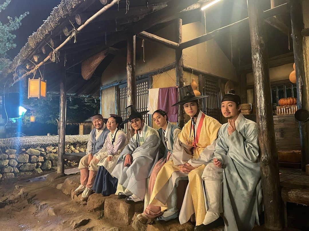 ヘリ のインスタグラム：「오늘도 꽃달 하는 날 💐🌙」