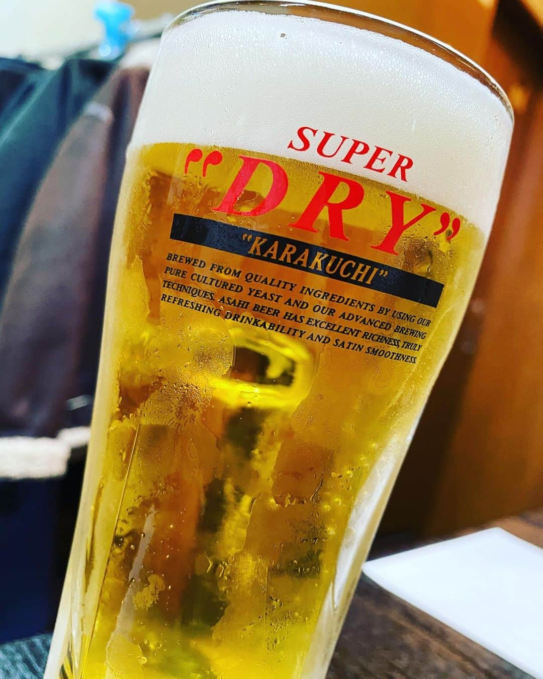 凸さんのインスタグラム写真 - (凸Instagram)「年末に飲みました。最高でした。 #ビール #喉乾いてると #最高に美味しい  #喉乾いてなくても #美味しい #さては #最強？ #ほな」1月17日 20時11分 - honmonotetsuya