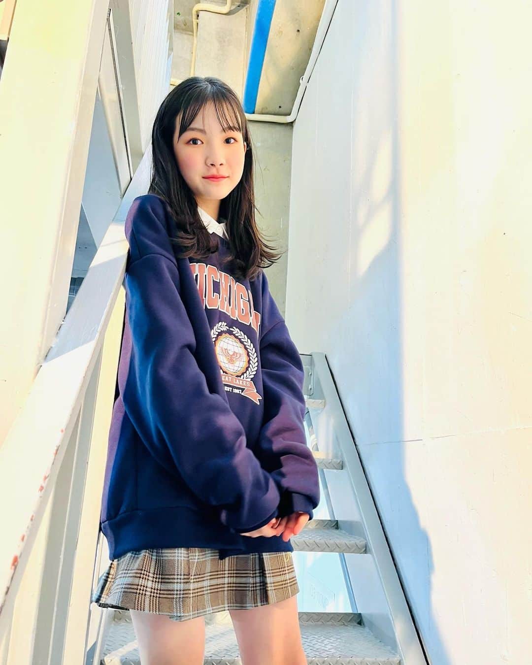 ニコ☆プチのインスタグラム：「1週間頑張りましょう😆✨ ニーナの私服が衣装みたいにおしゃれだったので 撮影の時に撮らせてもらいました📷🖤  #武藤新奈 #🐶 #💙 #🌙 #👗」