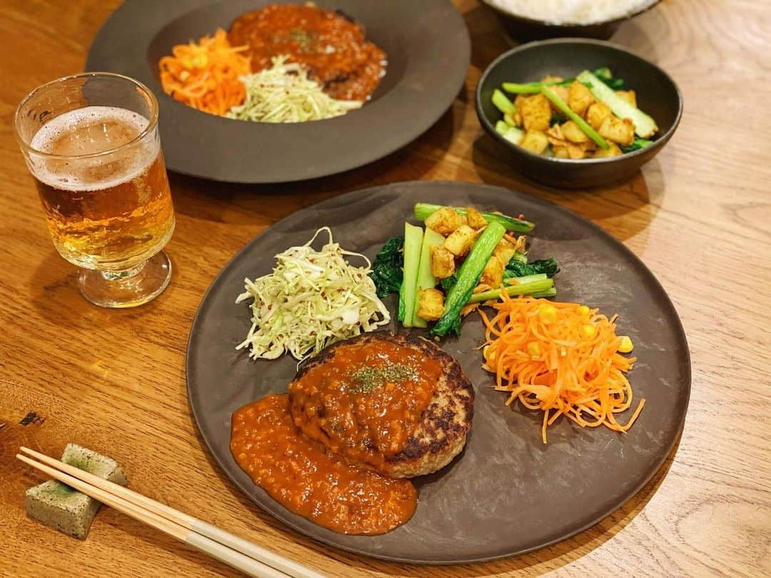 高山直子さんのインスタグラム写真 - (高山直子Instagram)「野菜をもりもり食べるごはん🥬 ●ハンバーグ ●人参サラダ ●キャベツと粒マスタードのサラダ ●小松菜とじゃがいものカレー炒め ぺろっと完食！ わたしはお米なし、夫は大盛り！🍚  #なおコロ食堂 #ハンバーグ」1月17日 20時30分 - nao_70koro