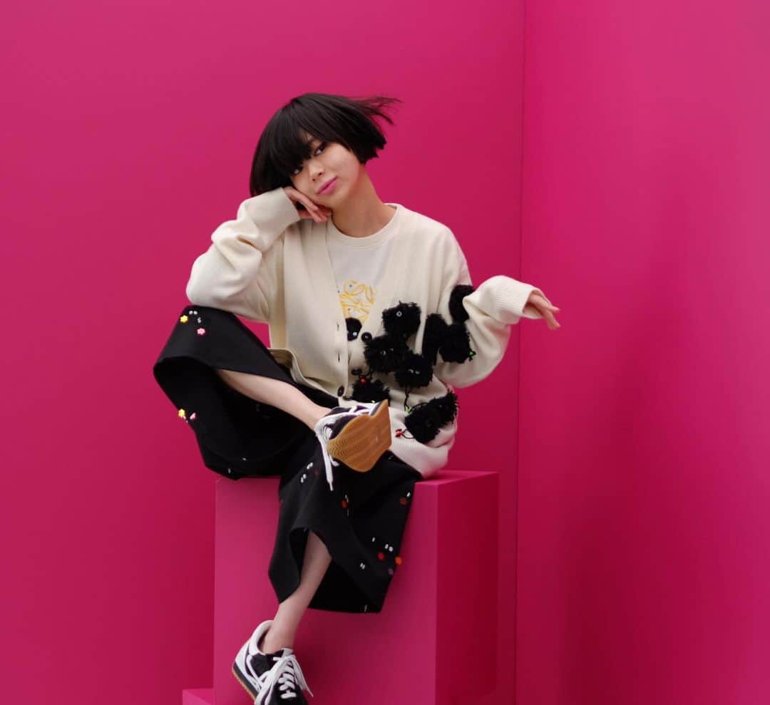 のインスタグラム：「⁡ ⁡ ⁡ マネージャーいまっさんです。 ⁡ フィガロ2月号のロエベ特集の 撮影の際に撮りましたオフショットです📸 ⁡ こちら以外のオフショットを トップコートランドのマネつぶに掲載していますので そちらもぜひぜひチェックしてください✏︎ ⁡ #madamefigarojapon #フィガロジャポン #loewe #マネージャーいまっさん」