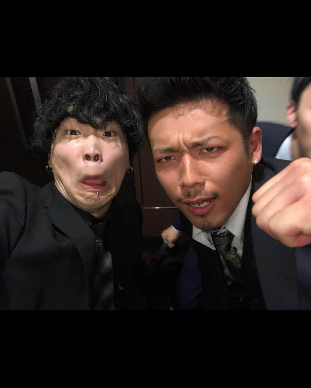 ガチヤマさんのインスタグラム写真 - (ガチヤマInstagram)「昔と今。 眉毛が凛々しくなると男っぽくなるね🦍 そういえばボトックスも打ったから眉毛上げてもデコにシワよらなくなった🙌 男は是非行くべき！！🔥 だしもう美容は男もするものだからこれ以上オジサンにならない様に美を意識した🦍になる！😏  #エスポ  #エスポワールトライブ  #ESPOIRTRIBE  #ガチヤマ  #メンズアップ  #眉毛アート  #PR  #ボトックス」1月17日 20時37分 - esp.gatiyama