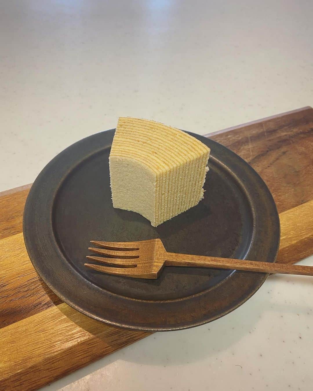 畑野ひろ子のインスタグラム：「今日の撮影中、スタッフさん達と美味しいケーキ屋さんの話題で盛り上がっていたので帰宅してのおやつは、　@koukyuan_official のふわふわバームクーヘン🥰」