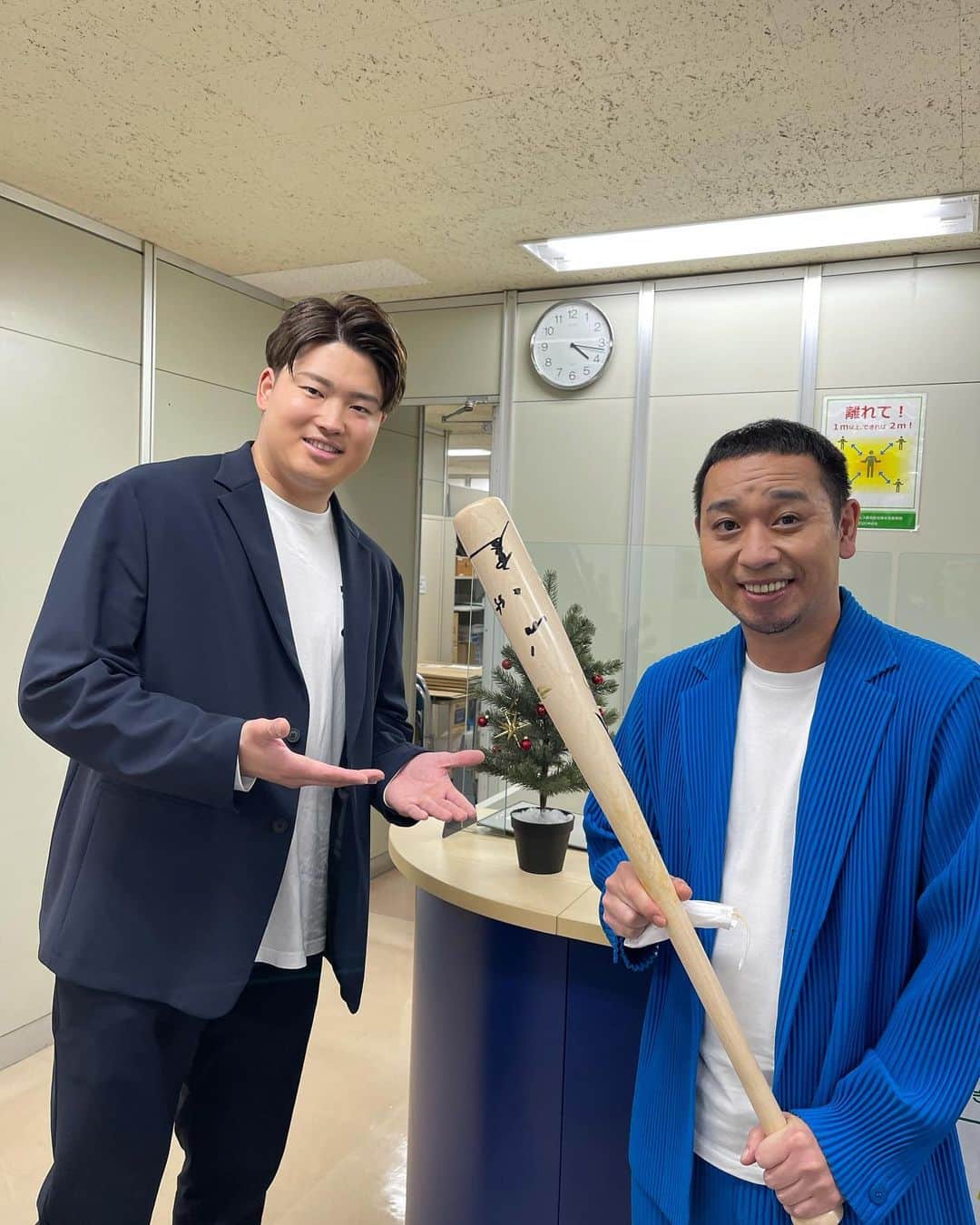 村上宗隆のインスタグラム：「NHK見ていただけたでしょうか！  大悟さんに恐縮ながらサインバットプレゼントさせて頂きましたー！  もっとクセが強いサインを書けばよかったかな。 クセ強い選手目指します。笑笑  #クセ #大悟さん」