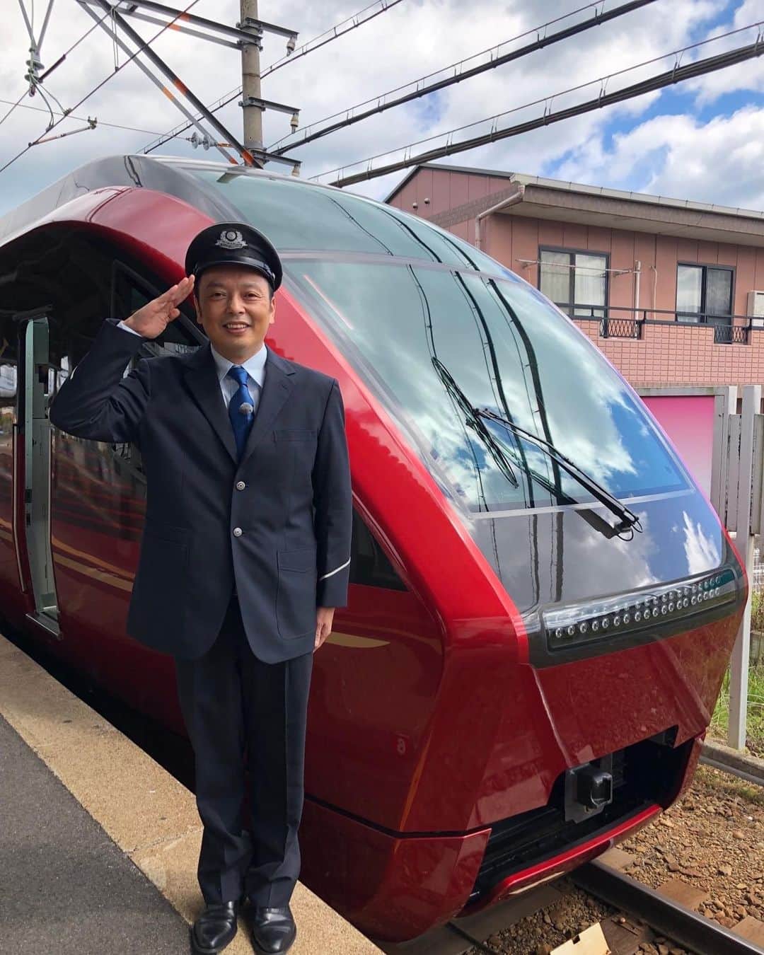 中川家のインスタグラム：「礼二さんのスマホに眠っていた写真🚄 鉄道の写真いっぱいあるなら鉄道インスタ始めませんかと説得中🏋️‍♂️  色々鉄道見に行ってるみたいです🙄  #近鉄特急ひのとり  #鉄道  #鉄オタ  #鉄道写真」