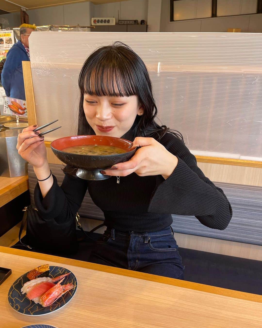 由布菜月さんのインスタグラム写真 - (由布菜月Instagram)「. お母さんとお寿司食べた日🍣 ニットもデニムもユニクロ👖 .」1月17日 20時57分 - yufudayo