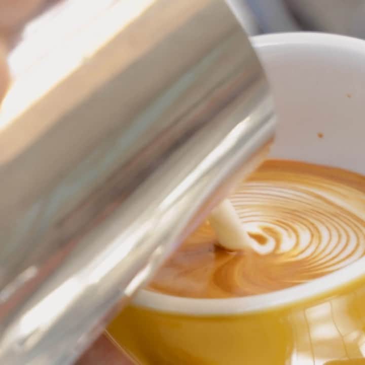 De'Longhi Sverigeのインスタグラム：「Är 2022 året då du lyckas skapa latte art-svanen? ☕️ #delonghi #seriousaboutcoffee #kaffekärlek #coffeelove」