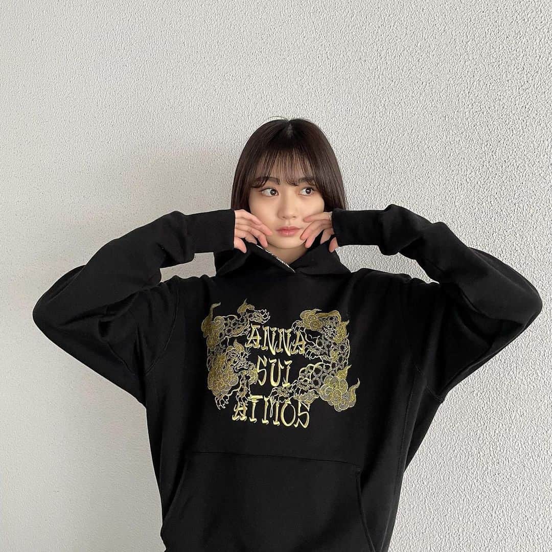 安村真奈のインスタグラム：「ANNASUI × atomos 💜🖤  キラキラ刺繍が可愛い！♡  #annasui #annasuijapan #アナスイ #アナスイジャパン #atomos #アトモス #atomospink #アトモスピンク #thankyou」