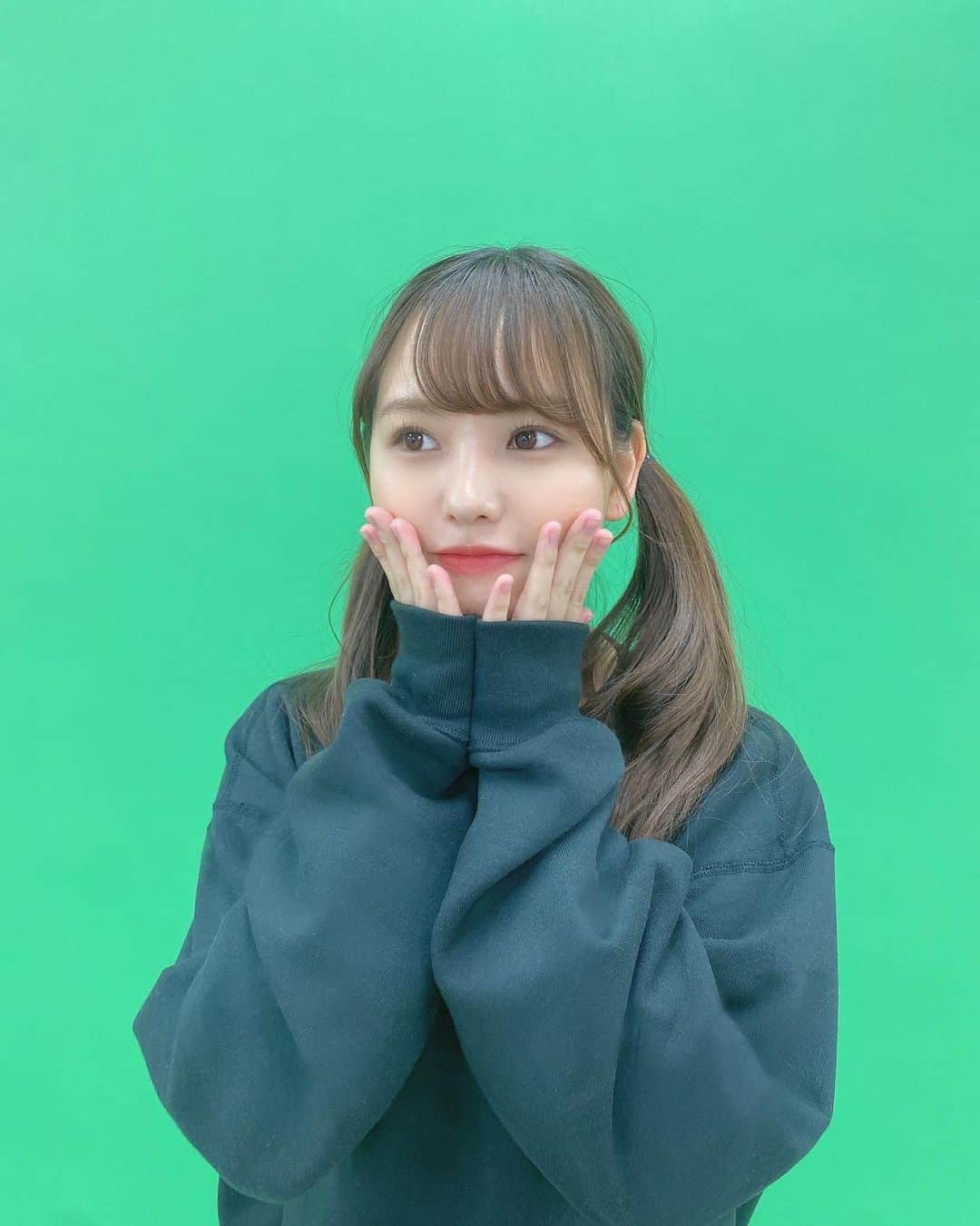 本郷柚巴のインスタグラム：「最近ハマってるトレーナー✌️ バックプリントが可愛い😚  #トレーナー #overprint  #最後にタグつけてます🏷」