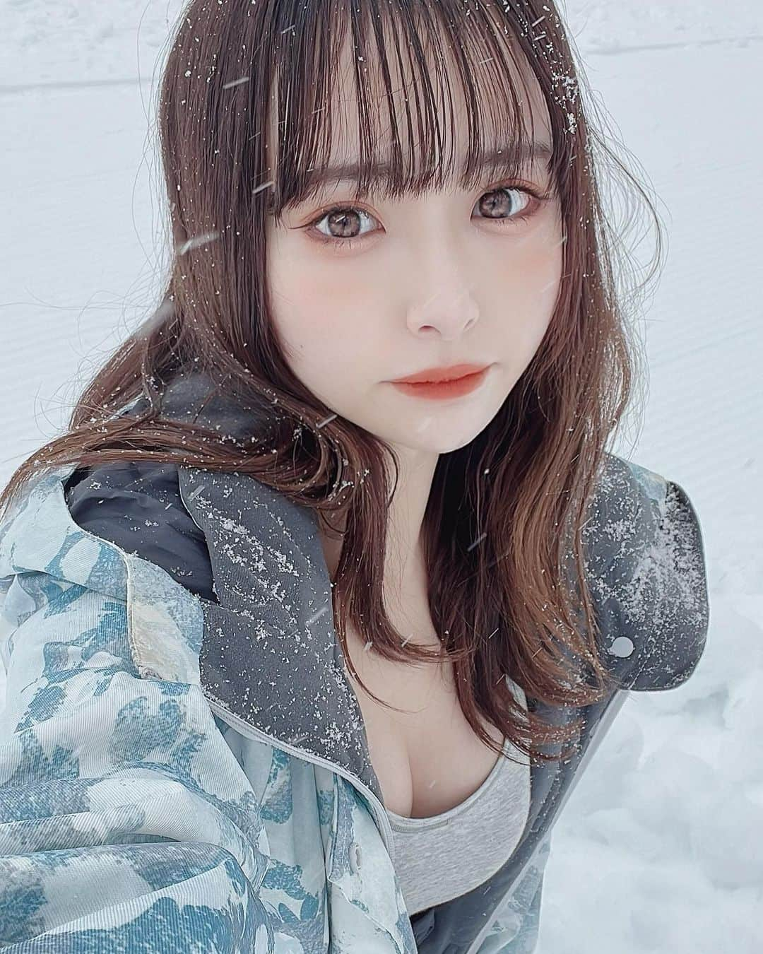 七瀬あかねさんのインスタグラム写真 - (七瀬あかねInstagram)「雪とスポブラ⛄️❄️ . .  #アイドル #グラビアアイドル #スポブラ #グラビア #ヘアアレンジ #ヘアセット #サロンモデル #被写体 #透明感 #コスプレ #cosplay #ブリーチカラー  #スタイリング #hairstyle #サロンモデル #透明感 #hairarrange  #ミルクティーベージュ #ベージュカラー #スポブラ #抜け感 #抜け感ヘア  #ヘアスタイル #彼女感 #いいね返し #ロングヘア #巻き方 #暗髪カラー #撮影会 #インスタグラビア #スノボ #スノボ女子  #撮影」1月17日 21時48分 - nanase_akane