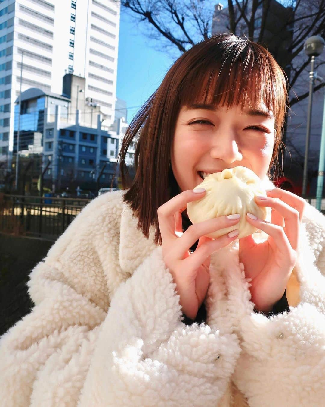 佐藤栞里さんのインスタグラム写真 - (佐藤栞里Instagram)「. 肉まんは中学生の頃から 公園で食べるのが好きなのですが。 ものすごく寒い日だったので 肉まん屋さんから徒歩1分でも せっかくあつあつの肉まんが 一瞬でひえっひえになりました😳 青空の下で食べるひえひえ肉まん、 室内であつあつに食べる肉まん、 迷いますね、、！笑 #コンビニではピザまん派 #そんでもって贅沢を言うならば #友達あんまん私ピザまん #はんぶんこする派」1月17日 21時42分 - satoshiori727