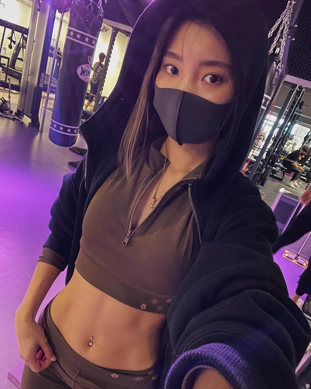 KANAMIのインスタグラム：「・ 脚トレしたら脚が言うこと聞かなくて 顔面ぶつけたり足ぶつけたりしたヨ🦌 今年はしっかり腹筋割ろう🤟🏾🌟  #しゃがみたかったのに #しゃがめなくて #前につんのめったら壁に激突 #湯船浸かろうとしたら #思ったより足上がらなくて #スネ強打 #明日がこわい #training #fitness #workout #gym #abs」