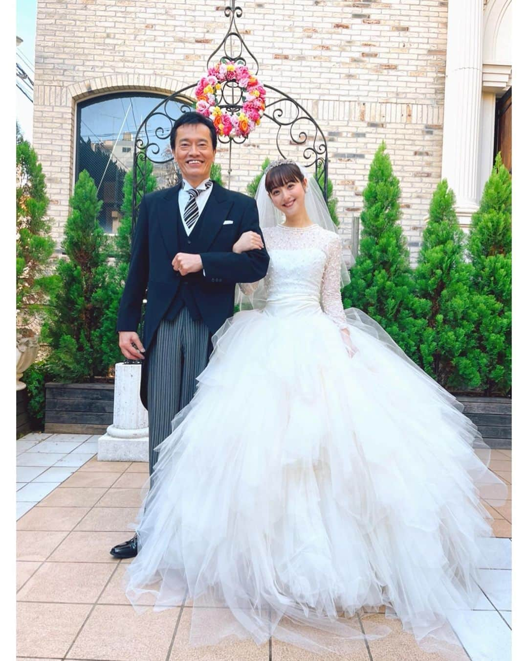 佐々木希さんのインスタグラム写真 - (佐々木希Instagram)「この後 11時6分から遂に「ユーチューバーに娘はやらん！」の第1話が始まります💒 この後、悲劇が起こります！笑 写真は父親役の遠藤憲一さんと✨  ウェディングドレスの時は「寒いでしょ」と上着を持ってきてくださったり、いつも色々気を遣ってくださり、本当に優しい遠藤さん！ コメディーのお芝居も近くで勉強させていただけて、嬉しい☺︎  #遠藤憲一 さん #ユーチューバーに娘はやらん！ #ようつべ娘」1月17日 22時39分 - nozomisasaki_official