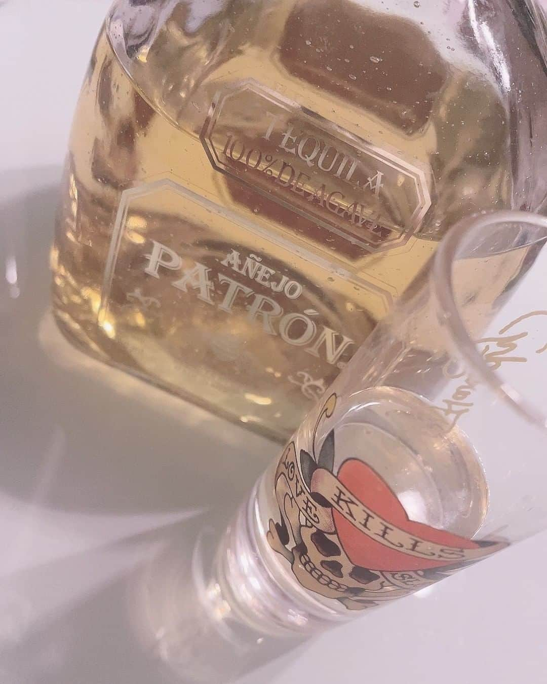 吉山りささんのインスタグラム写真 - (吉山りさInstagram)「🥃 今日はこんな気分🐰🦄🦕  夢でね〜🌟😴   #patron  #tequila  #shot   #寝酒  #アルコール消毒  #家飲み  #部屋飲み  #edhardy    #夢でね  #ぎゅーっnight」1月17日 22時45分 - oreorerisa