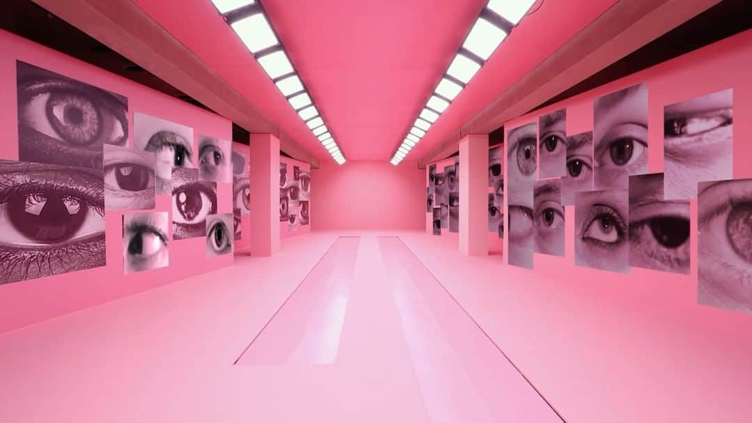 ニールバレットのインスタグラム：「NEIL BARRETT  FALL WINTER 2022  Full Show   EYE SEE YOU Collection   Inspired by JAMIROQUAI’S VIRTUAL INSANITY Music Video   #neilbarrett #neilbarrettfw22 #mfw #jamiroquai #eye #pink #pinkfashion #fashionshow #menswear #fw22」