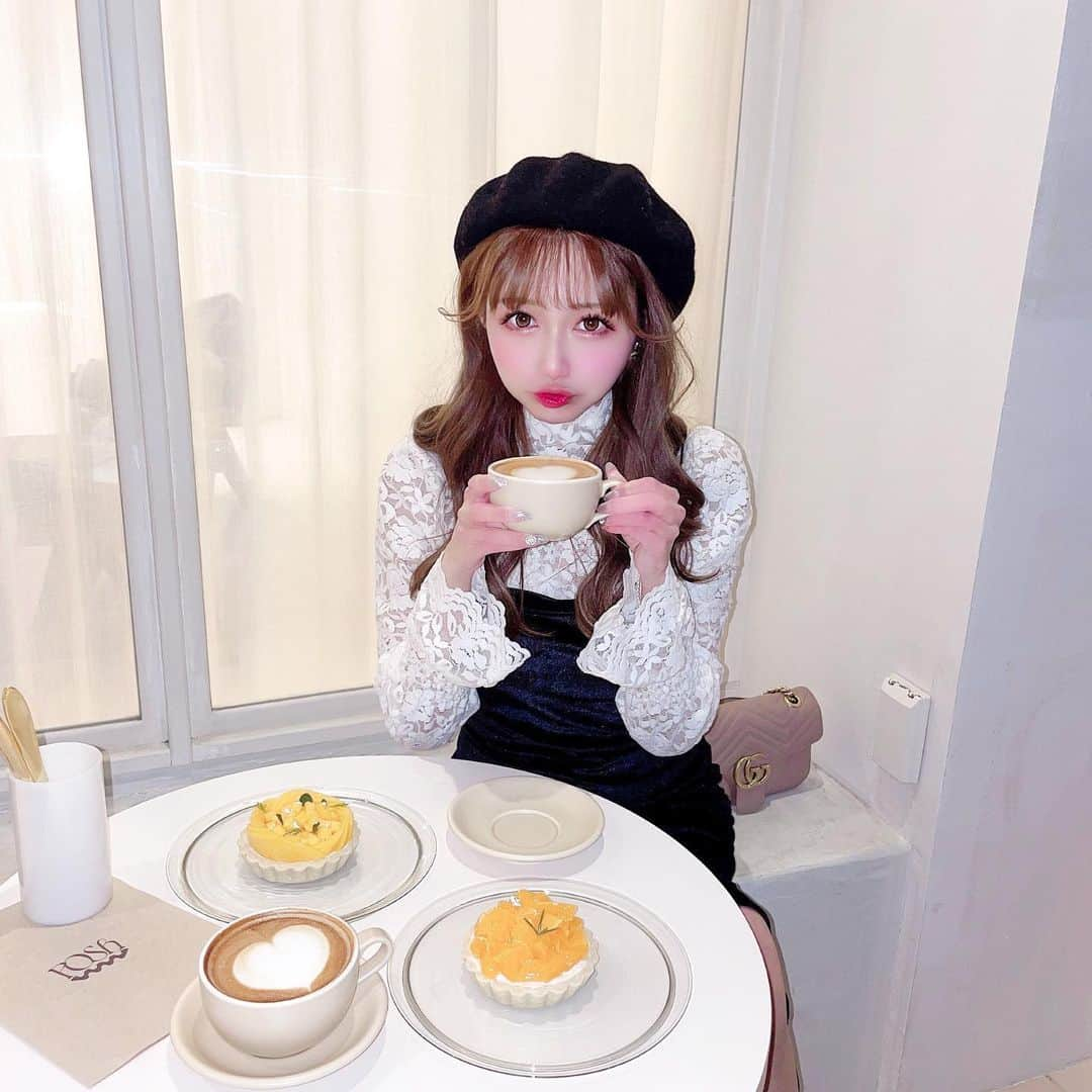 あやちゃんさんのインスタグラム写真 - (あやちゃんInstagram)「焼かないタルト🍓🥧 グルテンフリー添加物フリーのロースイーツカフェなのˊᵕˋ♡ ナッツが生地に練りこんであってめちゃくちゃに美味しかった🥺🥺🥺 私的にマンゴー美味すぎた🥭 明るい時間に行ったのにめちゃくちゃに混んでて2時間待ったら真っ暗になっちゃった🥲🥲寒すぎたよ🥺  この日のコーデは昨日発売した インナーとベロアワンピースセット🖤めちゃくちゃかわいいでしょ🥺 服かわいすぎるって褒められた✨ 別々でも着れる優秀セット🤍 👗 @avectoi_official_   posh♡ ♡東京都江東区常盤1-3-7  ラフィーヴィル清澄白河EAST 1F 🕒 10:00～19:00 定休日:月曜日  #ポッシュ#清澄白河カフェ #清澄白河グルメ #清澄白河スイーツ #清澄白河 #フルーツタルト#イチゴタルト#バナナタルト#カフェラテ#グルテンフリースイーツ#グルテンフリーカフェ#タルト専門店#カフェ巡り#カフェ活#カフェ巡り東京#東京カフェ巡り#東京カフェ#淡色女子#白カフェ#白いカフェ#カフェ女子#posh #ベレー帽コーデ #ベレー帽 #韓国ファッション #フレンチガーリー #フレンチガーリーコーデ #ベロアワンピース #ワンピースコーデ #ラテアート」1月17日 23時00分 - aya.you.love.r