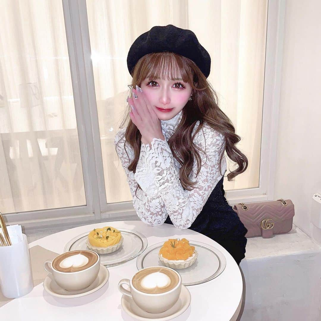 あやちゃんさんのインスタグラム写真 - (あやちゃんInstagram)「焼かないタルト🍓🥧 グルテンフリー添加物フリーのロースイーツカフェなのˊᵕˋ♡ ナッツが生地に練りこんであってめちゃくちゃに美味しかった🥺🥺🥺 私的にマンゴー美味すぎた🥭 明るい時間に行ったのにめちゃくちゃに混んでて2時間待ったら真っ暗になっちゃった🥲🥲寒すぎたよ🥺  この日のコーデは昨日発売した インナーとベロアワンピースセット🖤めちゃくちゃかわいいでしょ🥺 服かわいすぎるって褒められた✨ 別々でも着れる優秀セット🤍 👗 @avectoi_official_   posh♡ ♡東京都江東区常盤1-3-7  ラフィーヴィル清澄白河EAST 1F 🕒 10:00～19:00 定休日:月曜日  #ポッシュ#清澄白河カフェ #清澄白河グルメ #清澄白河スイーツ #清澄白河 #フルーツタルト#イチゴタルト#バナナタルト#カフェラテ#グルテンフリースイーツ#グルテンフリーカフェ#タルト専門店#カフェ巡り#カフェ活#カフェ巡り東京#東京カフェ巡り#東京カフェ#淡色女子#白カフェ#白いカフェ#カフェ女子#posh #ベレー帽コーデ #ベレー帽 #韓国ファッション #フレンチガーリー #フレンチガーリーコーデ #ベロアワンピース #ワンピースコーデ #ラテアート」1月17日 23時00分 - aya.you.love.r