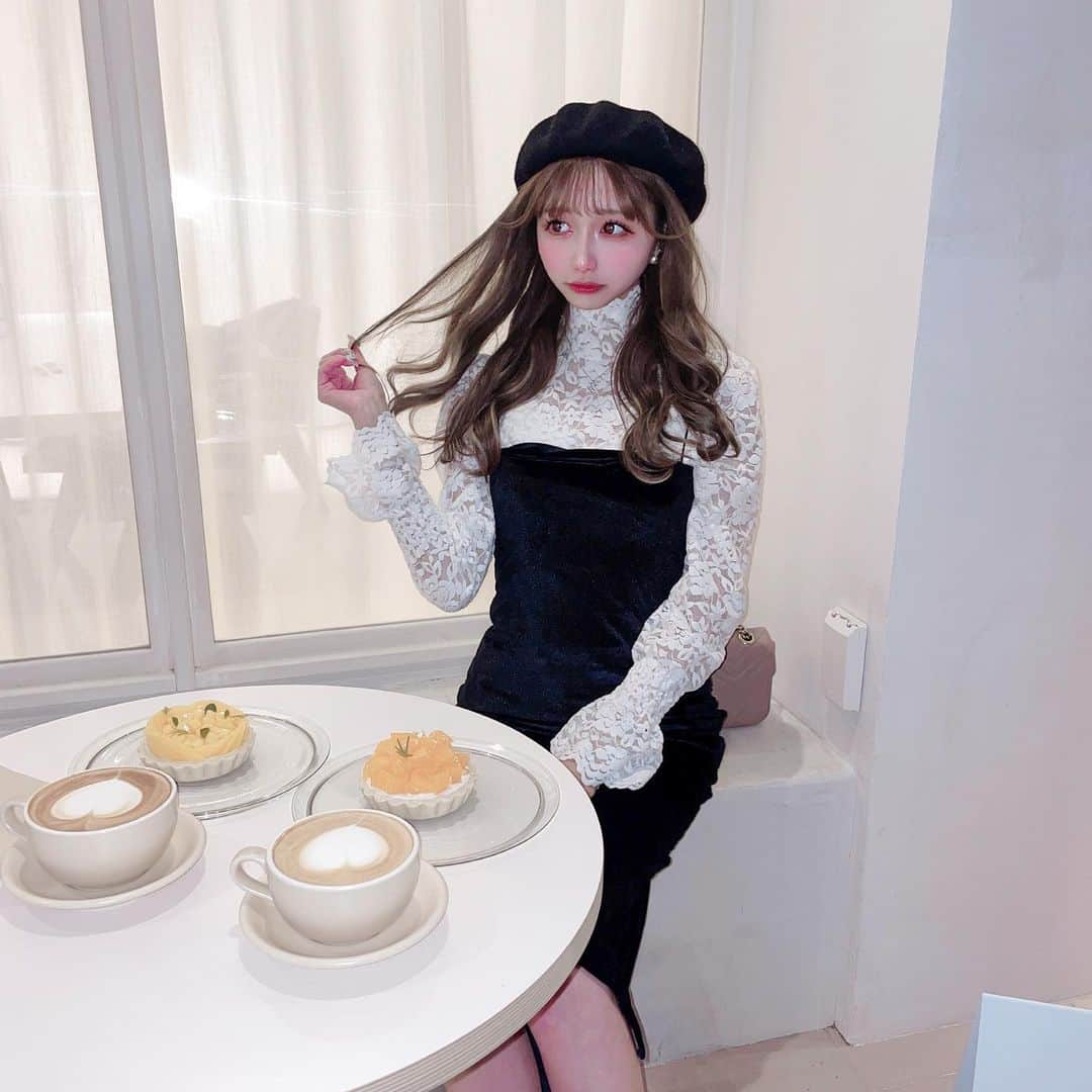 あやちゃんさんのインスタグラム写真 - (あやちゃんInstagram)「焼かないタルト🍓🥧 グルテンフリー添加物フリーのロースイーツカフェなのˊᵕˋ♡ ナッツが生地に練りこんであってめちゃくちゃに美味しかった🥺🥺🥺 私的にマンゴー美味すぎた🥭 明るい時間に行ったのにめちゃくちゃに混んでて2時間待ったら真っ暗になっちゃった🥲🥲寒すぎたよ🥺  この日のコーデは昨日発売した インナーとベロアワンピースセット🖤めちゃくちゃかわいいでしょ🥺 服かわいすぎるって褒められた✨ 別々でも着れる優秀セット🤍 👗 @avectoi_official_   posh♡ ♡東京都江東区常盤1-3-7  ラフィーヴィル清澄白河EAST 1F 🕒 10:00～19:00 定休日:月曜日  #ポッシュ#清澄白河カフェ #清澄白河グルメ #清澄白河スイーツ #清澄白河 #フルーツタルト#イチゴタルト#バナナタルト#カフェラテ#グルテンフリースイーツ#グルテンフリーカフェ#タルト専門店#カフェ巡り#カフェ活#カフェ巡り東京#東京カフェ巡り#東京カフェ#淡色女子#白カフェ#白いカフェ#カフェ女子#posh #ベレー帽コーデ #ベレー帽 #韓国ファッション #フレンチガーリー #フレンチガーリーコーデ #ベロアワンピース #ワンピースコーデ #ラテアート」1月17日 23時00分 - aya.you.love.r