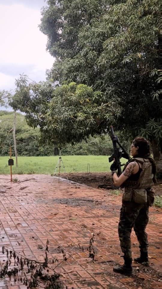 Anna Vargasのインスタグラム：「Gosto de filmar meus treinos, por mais simples que sejam, porque sempre acabo identificando pontos em que já consegui evoluir e outros em que ainda preciso trabalhar mais. Além de sempre ter alguma coisinha pra compartilhar aqui com vocês né... Aproveito para, além de recomendar que se filme, recomendar que continue treinando o básico, os fundamentos, mesmo que já seja um atirador experiente. Continue praticando e isolando cada habilidade, para que na hora da execução o conjunto seja cada vez mais natural e harmonioso. É exatamente como na dança: você vê o bailarino no palco e tem a impressão de que ele apenas flui, um movimento encaixando no movimento seguinte sem qualquer hesitação. Mas para chegar até ali, cada micro movimento foi praticado isoladamente até a exaustão. Então, como diria o mestre @charneskifightteam: "TREINEM, DESGRAÇADOS!!!"  Isto é, se você tem qualquer intenção de buscar excelência nesse esporte. Li em algum lugar essa semana (e não poderia concordar mais): "Você não precisa ser bom no hobby que escolhe para si, basta que ele te dê prazer."」