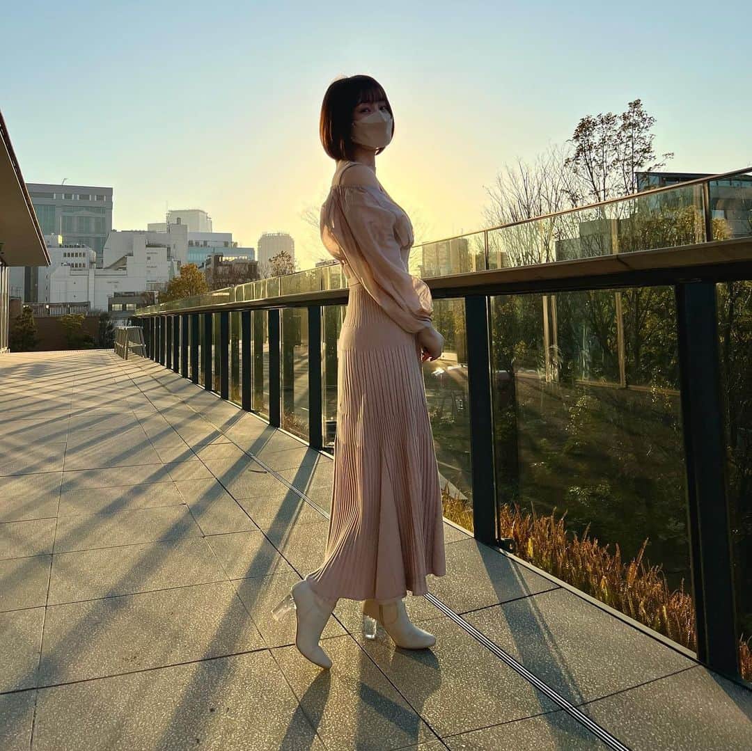 さくまみおのインスタグラム：「髪の毛メンテ後テラスでパシャリ📸  寺村氏(@trmryt )の腕とiPhone13proの画質よ…✨  昨日壊れかけてたiPhone XSからやっと変えれたの٩( ᐛ )وﾜｰｲ  あと、このコーデ今一番お気に入り︎︎☺︎ 昨日の写真の方がわかりやすいね(*˙˙人)  ちょっとチビだからブーツにスカートかかっちゃってるけど、ワンピのラインの良さとクリアヒールに一目惚れして大人買いした @mercuryduo_com のセットです👗👢𓂃 𓈒𓏸  #haircolor #haircut #ボブヘア#ミディアムボブ #newhair #nehan #表参道 #iPhone13pro #ポートレート#OOTD#MercuryDuo」