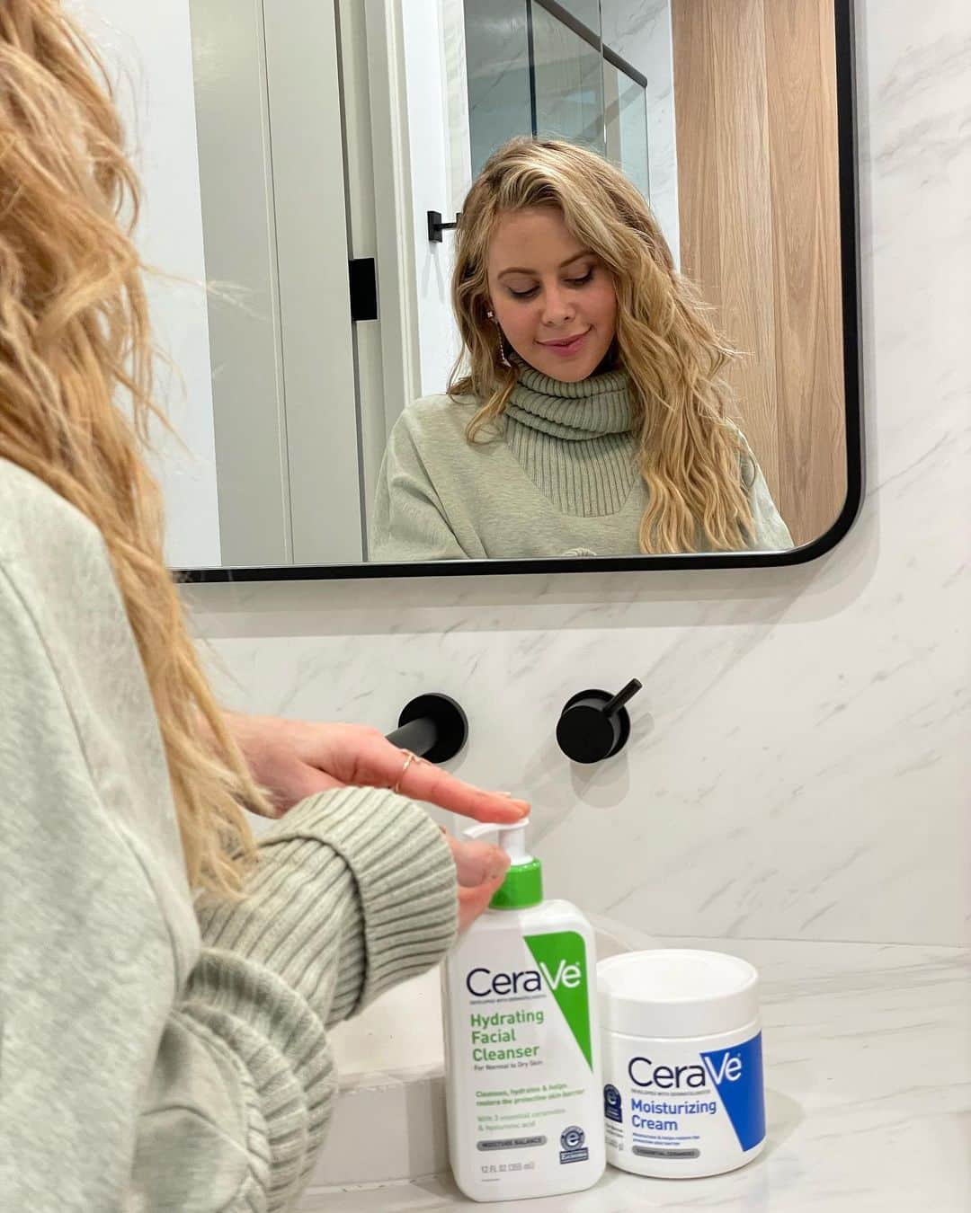 タラ・リピンスキーのインスタグラム：「My mom introduced me to @cerave years ago and ever since, it has been one of my go-to skincare products. After a long day of work, I need a cleanser strong enough to cleanse while still leaving my skin refreshed and moisturized.💧This hydrating cleanser is my golden ticket to a #winterskinwin #ceraveskincare」