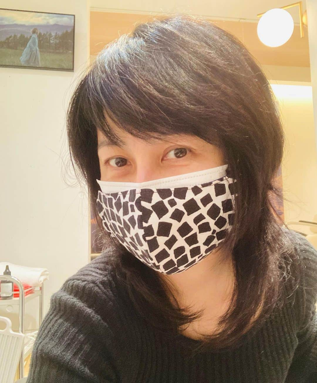 岸谷香さんのインスタグラム写真 - (岸谷香Instagram)「人生初かもしれないセンター分けの長い前髪、新鮮で気に入っていた上に、アメリカにいる娘からわざわざ髪型がチョー似合ってる‼️なんてLINE貰ったりしたもんで、気を良くしていたものの、ライブでヘアメイクさんの手ににかかればそれはそれはカッコ良くて大満足ではありましたが、ヘアメイクさんのいないお正月にどーにもできず、何をするにも邪魔で、結果毎日ピンでとめたり縛ったり。。これじゃそこらのオバサンじゃん💢と25年切って貰ってるヘアアーティストの松浦美穂さんに泣きついたら、センター分けも新鮮だったけどね〜、と、バッサリ切ってあっさり落ち着きました😅あー、やっとそこらのロックなオバサンに戻れたわ😊今朝は何故かキンブラな気持ち❤️ #岸谷香 #ツイギー」1月18日 14時03分 - unlockthegirls