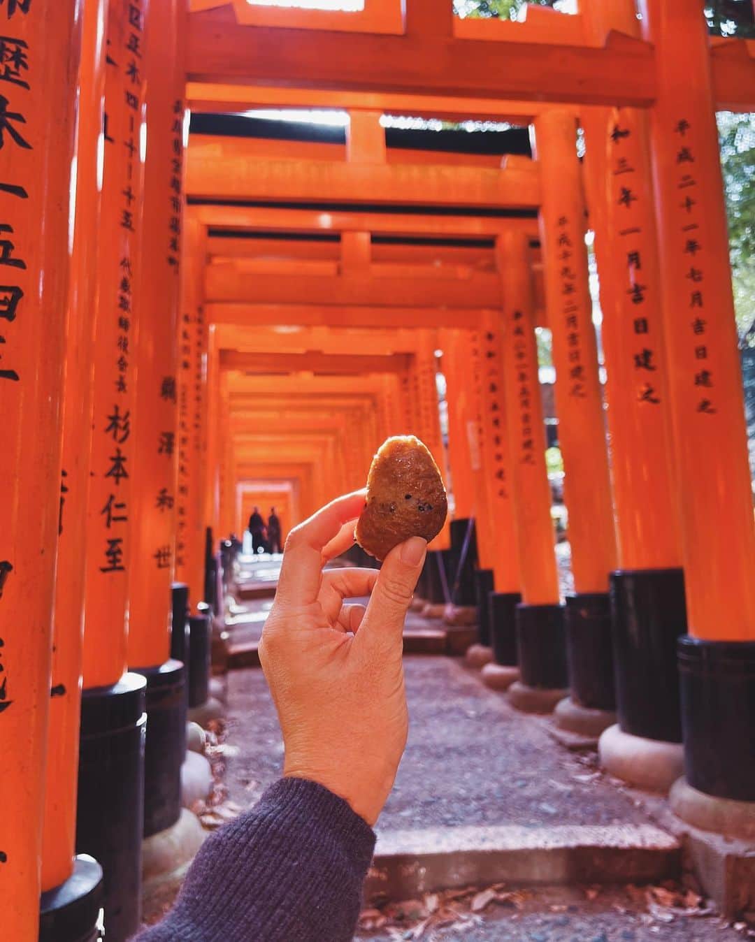 Girleatworldのインスタグラム：「⚠️This photo is a throwback to when I visited Kyoto back in December. I wouldn't condone traveling now, as Japan is experiencing the sixth wave from Omicron variant.  This is Inarizushi at the Senbon Torii (thousand torii gates) at Fushimi Inari Shrine ⛩ In Japanese mythology, Inari Okami refers to the god of rice, and foxes are often seen as the messenger of Inari. Thus, Inarizushi gets its name from its shape, which looks like pointy fox ears 🦊. Inarizushi is made from Aburaage (fried tofu skin) wrapped around sushi rice. Aburaage is also said to be the favorite food of foxes!  #inarizushi #inarisushi #fushimiinari #fushimiinaritaisha #fushimiinarishrine #kyoto #⛩ #🍣 #visitjapanjp #shotoniphone」