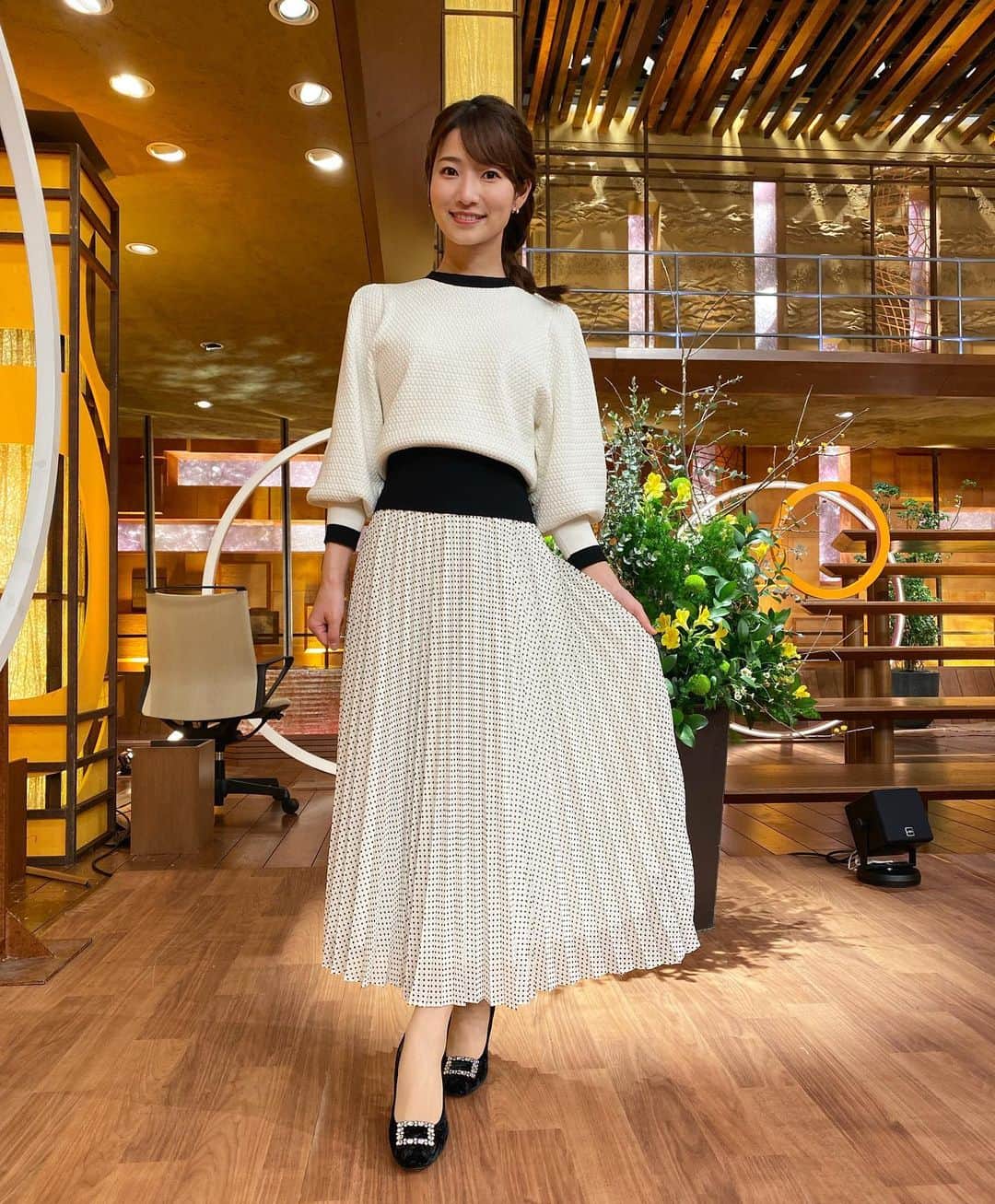 安藤萌々さんのインスタグラム写真 - (安藤萌々Instagram)「サンデーステーション 1/16   上下　TIARA ピアス　Jouete ・ ・ ・ 昨日は松山英樹選手がソニーオープンで、アジア人最多タイとなるPGAツアー8勝目をあげました！  昨年末、インタビューをさせて頂いた際に、今季は安定したゴルフで優勝争いの回数を増やす。まずはアジア人最多タイの8勝目。とお話ししていた松山選手。 あのインタビューから2戦目での勝利…！ 今年が楽しみになりますね☺️  私は途中から仕事で家を出てしまったので、母がビデオ電話でテレビを映してくれました🤣笑 いや〜イーグルには震えましたネ🦅  (興奮しすぎて、ニュースのフリ言い淀みました…力入りすぎてヘッドアップ、チョロみたいな感じですね)」1月18日 13時00分 - momo_ando_ex