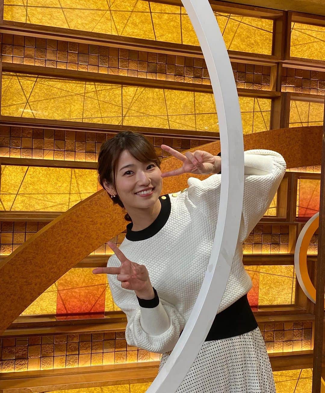 安藤萌々さんのインスタグラム写真 - (安藤萌々Instagram)「サンデーステーション 1/16   上下　TIARA ピアス　Jouete ・ ・ ・ 昨日は松山英樹選手がソニーオープンで、アジア人最多タイとなるPGAツアー8勝目をあげました！  昨年末、インタビューをさせて頂いた際に、今季は安定したゴルフで優勝争いの回数を増やす。まずはアジア人最多タイの8勝目。とお話ししていた松山選手。 あのインタビューから2戦目での勝利…！ 今年が楽しみになりますね☺️  私は途中から仕事で家を出てしまったので、母がビデオ電話でテレビを映してくれました🤣笑 いや〜イーグルには震えましたネ🦅  (興奮しすぎて、ニュースのフリ言い淀みました…力入りすぎてヘッドアップ、チョロみたいな感じですね)」1月18日 13時00分 - momo_ando_ex