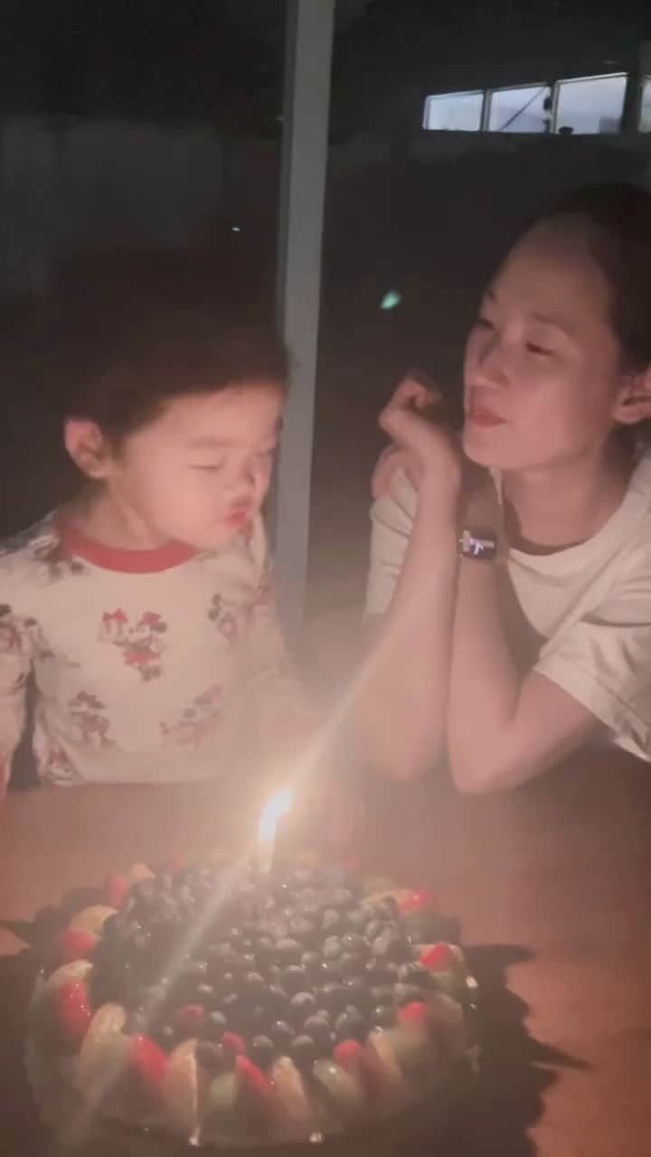 ヘリム・パクのインスタグラム：「- 리아가 처음으로 생일축하 노래도 불러주고, 선물로 뽀뽀도 해주고 너무 감사한 오늘❤️🎂 (매년 생일, 내가 제일 좋아하는 타르트로 케이크 해주는 서방 땡큐 라뷰💕)」