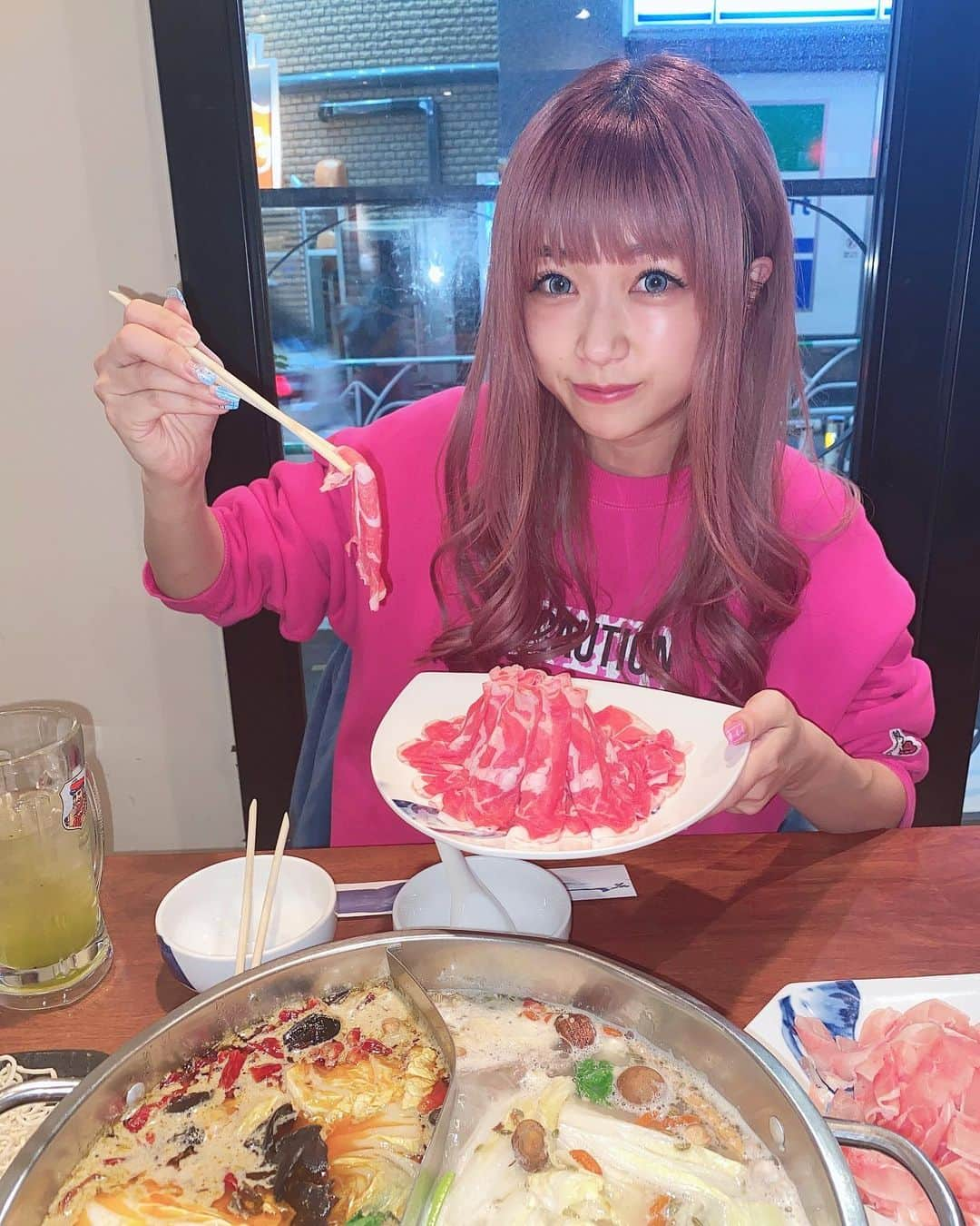 水嶋ひかるさんのインスタグラム写真 - (水嶋ひかるInstagram)「. . ずっと食べたかった火鍋🌶💓 大辛にしてさらに唐辛子🌶頂いた😍 具材はキクラゲ大好きです🖤笑 . #火鍋 #渋谷グルメ #渋谷 #小肥羊 #激辛 #辛党 #激辛部 #ひかぴんく #ひかベリー #かまいい #ありまとう #ひかぷぅ語 #今日は何の日 #都バス記念日」1月18日 13時11分 - hikapudayo